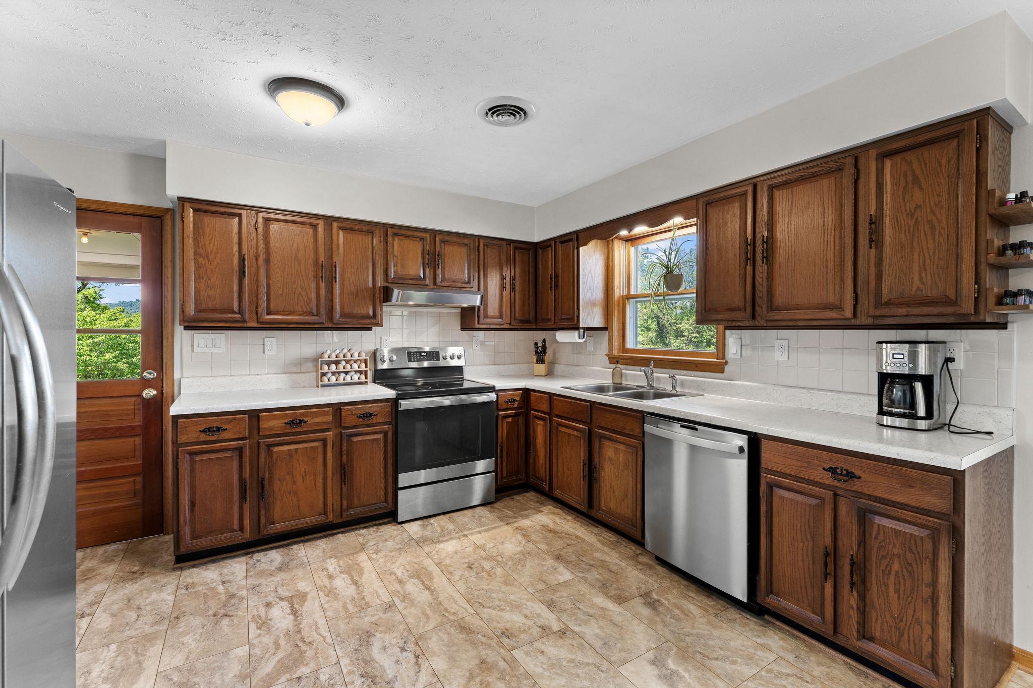 13767 CREST HILL RD, FLINT HILL, Virginia 22637, 4 Bedrooms Bedrooms, ,3 BathroomsBathrooms,Residential,13767 CREST HILL RD,VARP2002670 MLS # VARP2002670