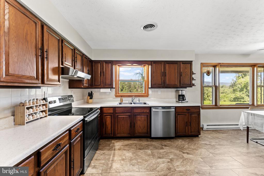 13767 CREST HILL RD, FLINT HILL, Virginia 22637, 4 Bedrooms Bedrooms, ,3 BathroomsBathrooms,Residential,13767 CREST HILL RD,VARP2002670 MLS # VARP2002670