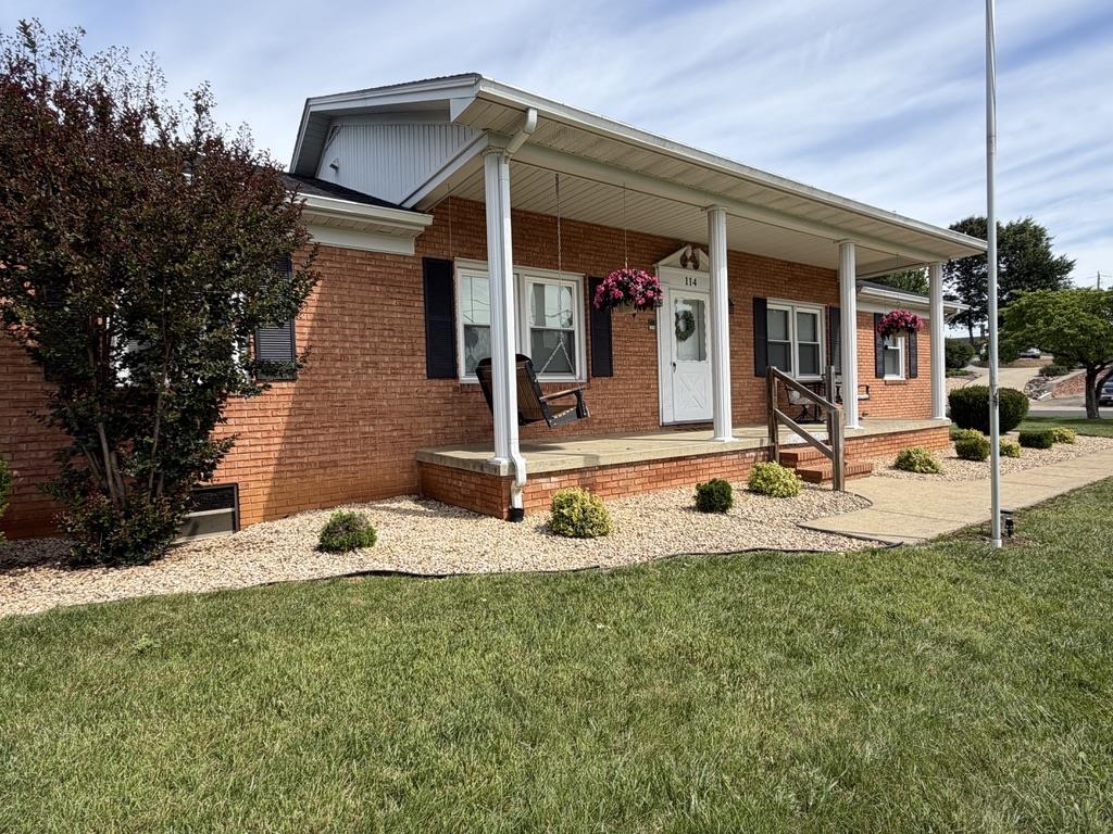 114 OLD WHITE BRIDGE RD, WAYNESBORO, Virginia 22980, 3 Bedrooms Bedrooms, ,3 BathroomsBathrooms,Residential,Charming ranch,114 OLD WHITE BRIDGE RD,678014 MLS # 678014 114 OLD WHITE BRIDGE RD, WAYNESBORO, Virginia 22980, 3 Bedrooms Bedrooms, ,3 BathroomsBathrooms,Residential,Charming ranch,114 OLD WHITE BRIDGE RD,678014 MLS # 678014