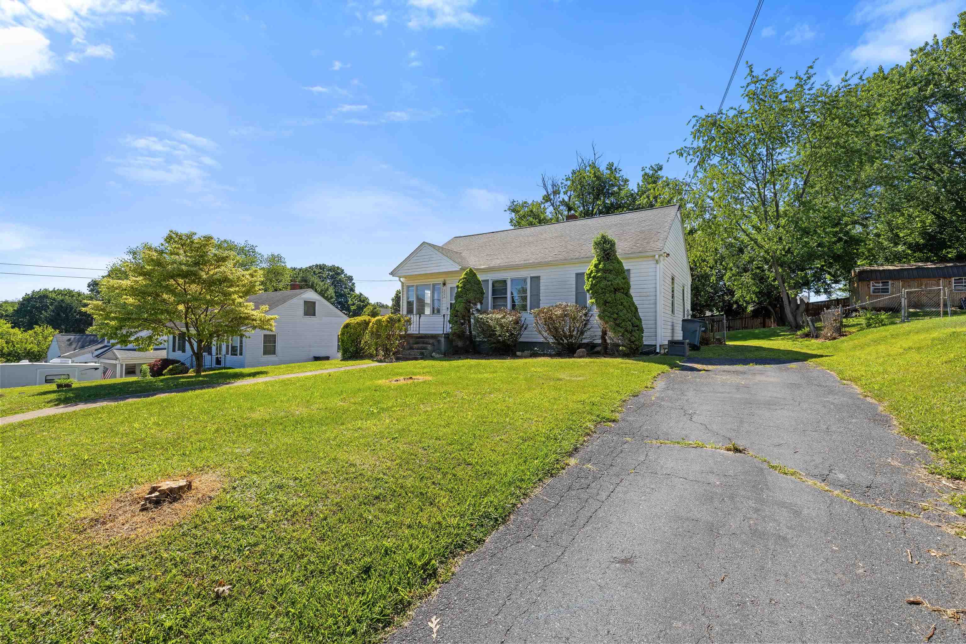 303 DEVON RD, STAUNTON, Virginia 24401, 3 Bedrooms Bedrooms, ,1 BathroomBathrooms,Residential,303 DEVON RD,678020 MLS # 678020