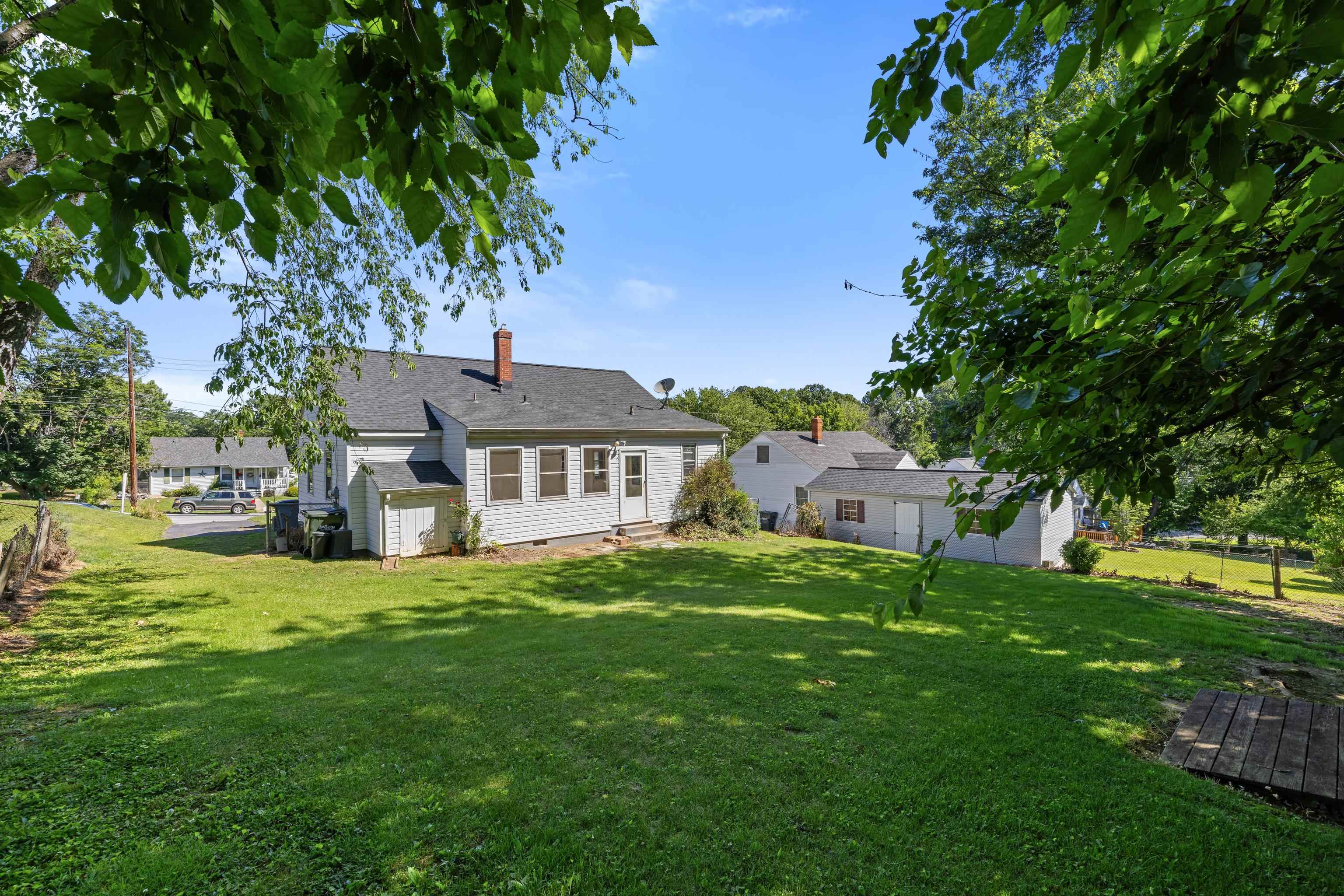 303 DEVON RD, STAUNTON, Virginia 24401, 3 Bedrooms Bedrooms, ,1 BathroomBathrooms,Residential,303 DEVON RD,678020 MLS # 678020