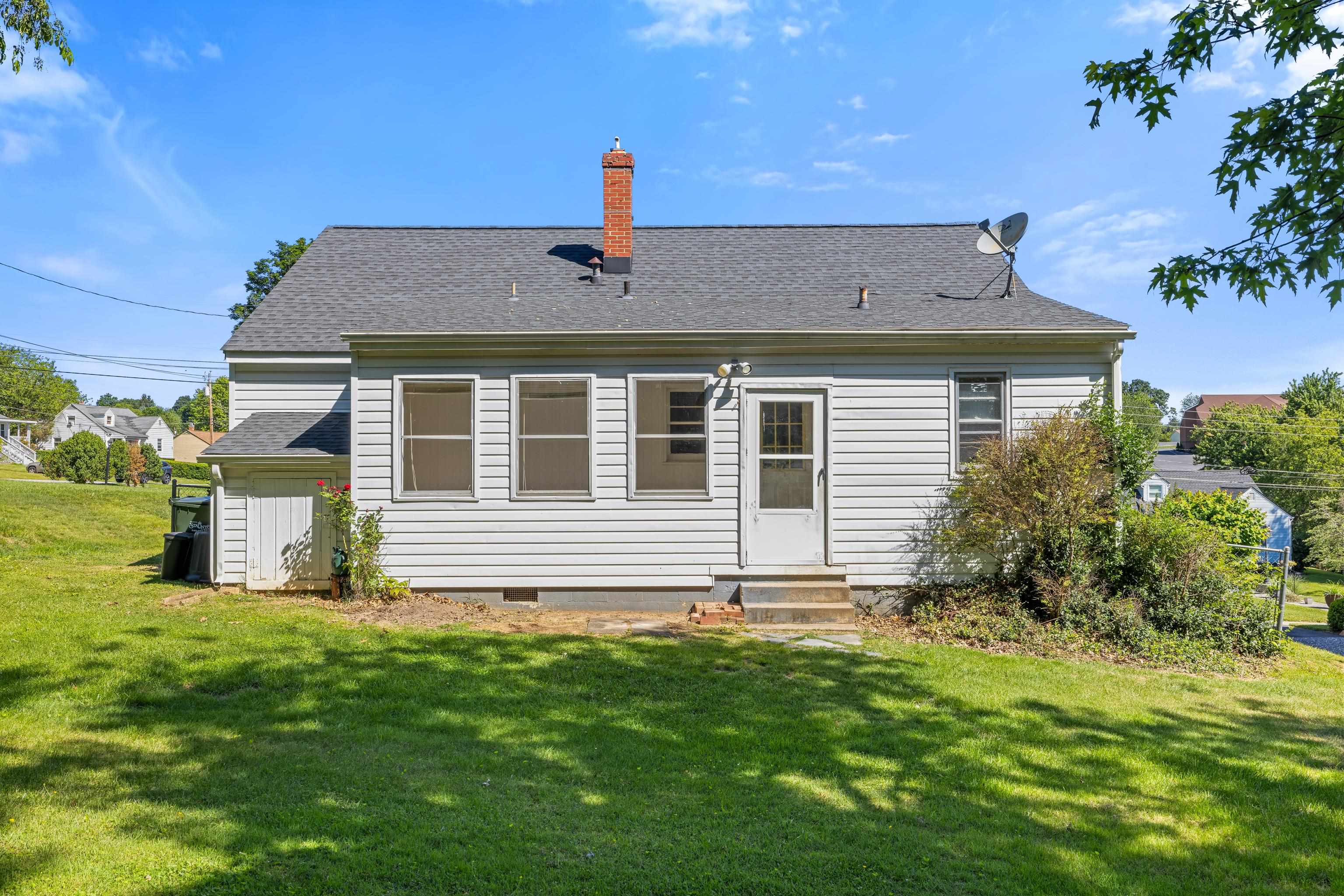 303 DEVON RD, STAUNTON, Virginia 24401, 3 Bedrooms Bedrooms, ,1 BathroomBathrooms,Residential,303 DEVON RD,678020 MLS # 678020