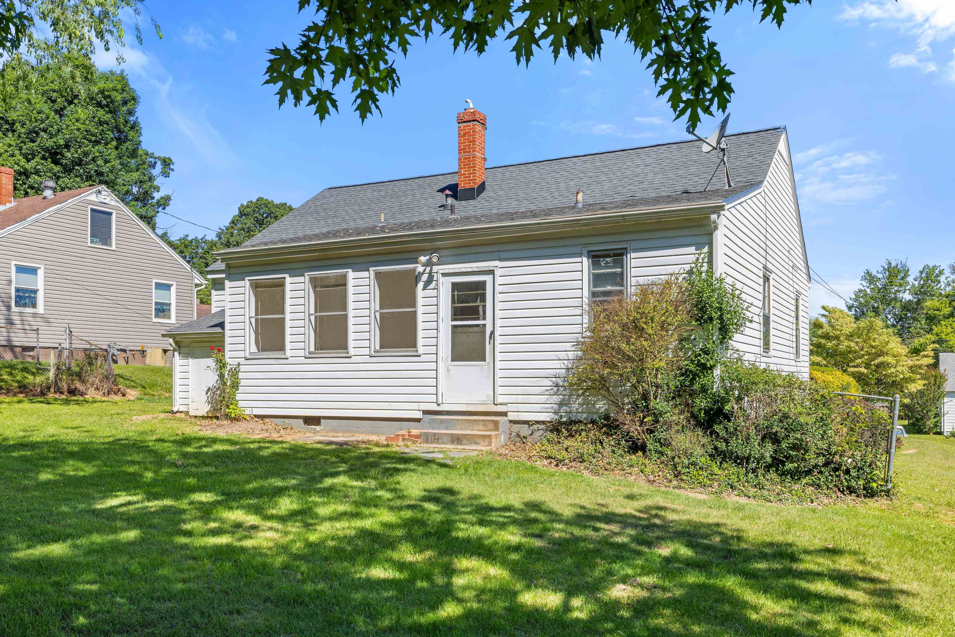 303 DEVON RD, STAUNTON, Virginia 24401, 3 Bedrooms Bedrooms, ,1 BathroomBathrooms,Residential,303 DEVON RD,678020 MLS # 678020