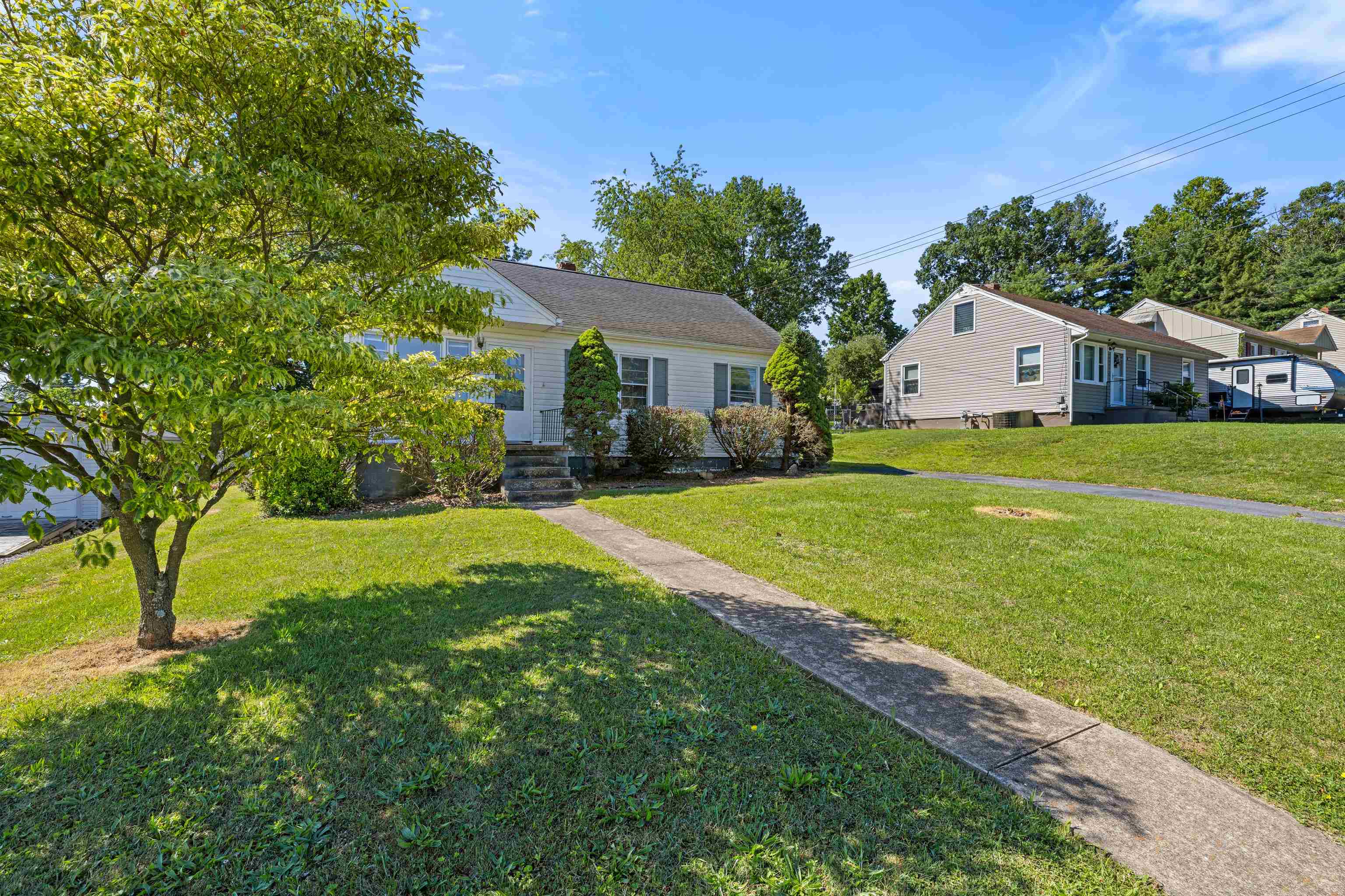 303 DEVON RD, STAUNTON, Virginia 24401, 3 Bedrooms Bedrooms, ,1 BathroomBathrooms,Residential,303 DEVON RD,678020 MLS # 678020