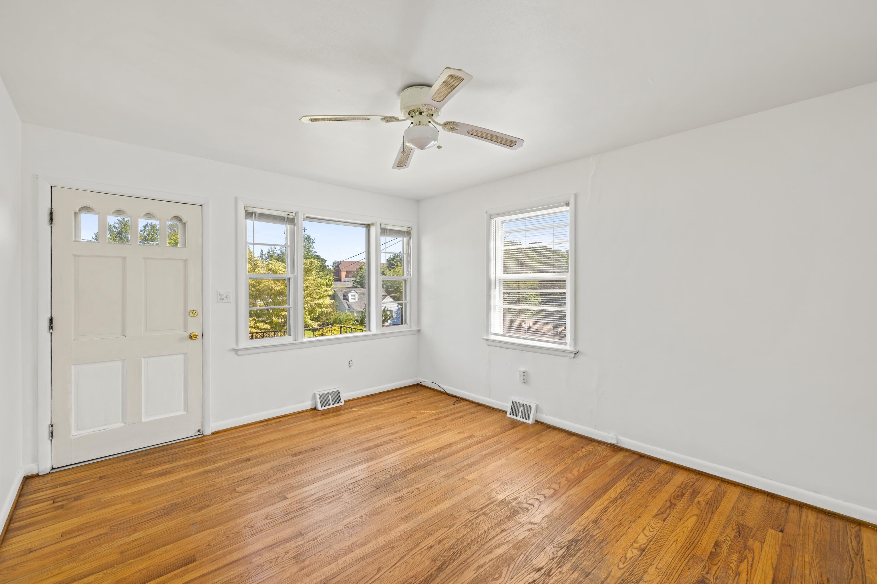303 DEVON RD, STAUNTON, Virginia 24401, 3 Bedrooms Bedrooms, ,1 BathroomBathrooms,Residential,303 DEVON RD,678020 MLS # 678020