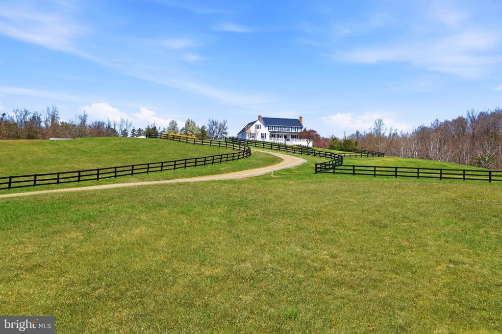 5191 BEACH RIDGE LANE, AMISSVILLE, Virginia 20106, 5 Bedrooms Bedrooms, ,3 BathroomsBathrooms,Residential,5191 BEACH RIDGE LANE,VACU2010766 MLS # VACU2010766