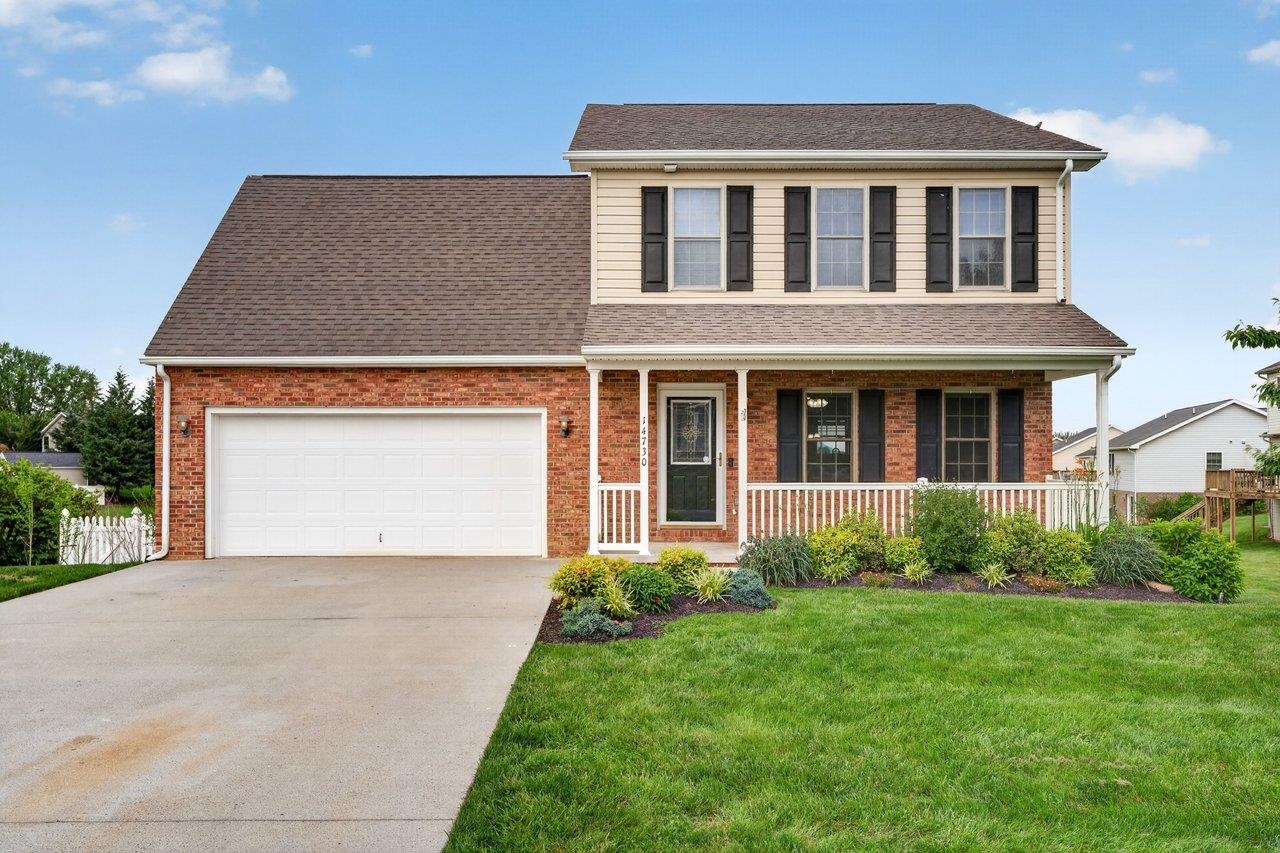 Traditional 2-story home on a full walk-out basement in a nice neighborhood Traditional 2-story home on a full walk-out basement in a nice neighborhood