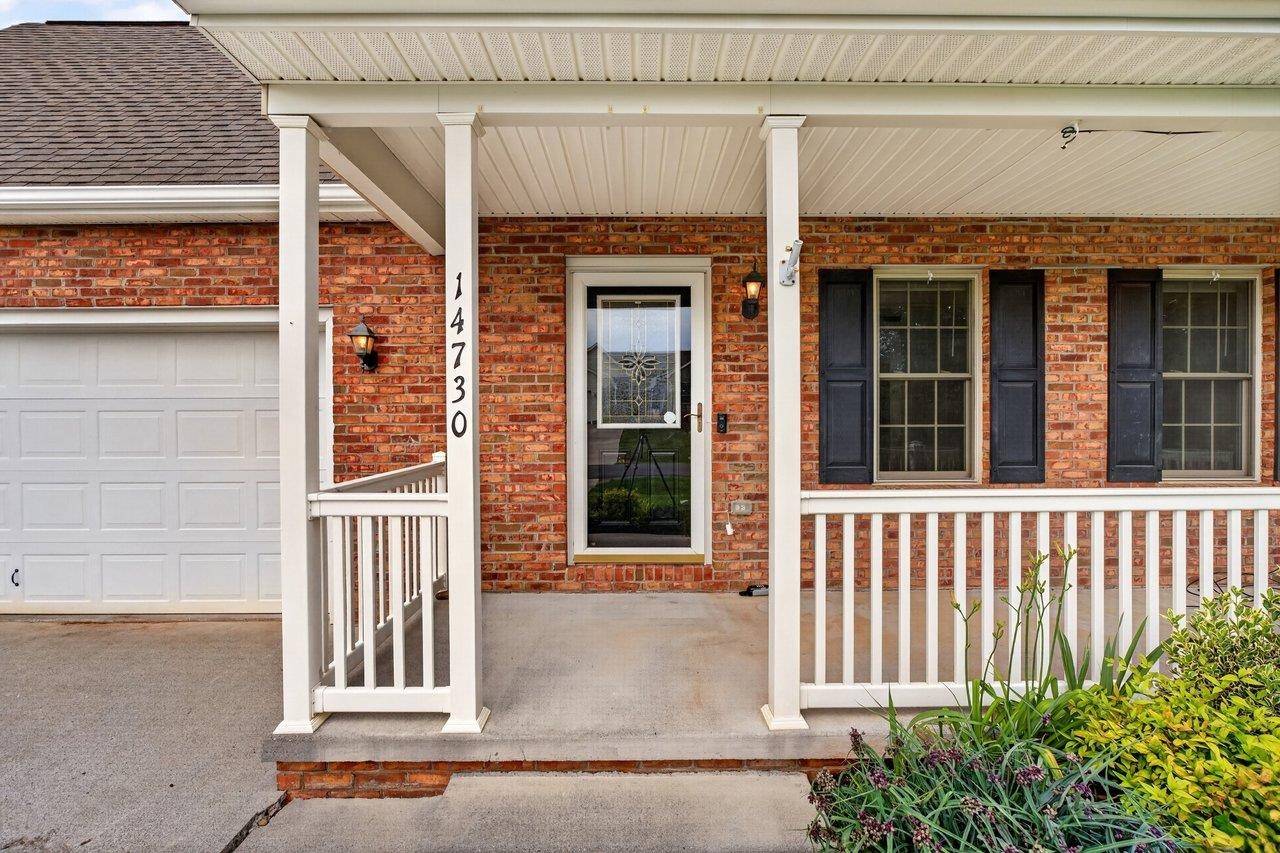 Concrete floor and maintenance free vinyl railing Concrete floor and maintenance free vinyl railing