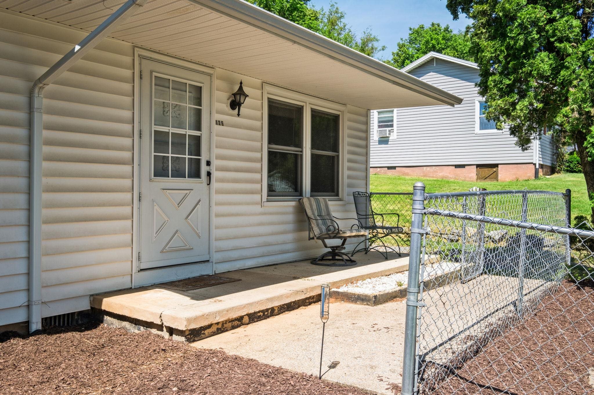 125 E RIVERSIDE DR, TIMBERVILLE, Virginia 22853, 3 Bedrooms Bedrooms, ,1 BathroomBathrooms,Residential,Timberville Starter,125 E RIVERSIDE DR,678117 MLS # 678117 125 E RIVERSIDE DR, TIMBERVILLE, Virginia 22853, 3 Bedrooms Bedrooms, ,1 BathroomBathrooms,Residential,Timberville Starter,125 E RIVERSIDE DR,678117 MLS # 678117