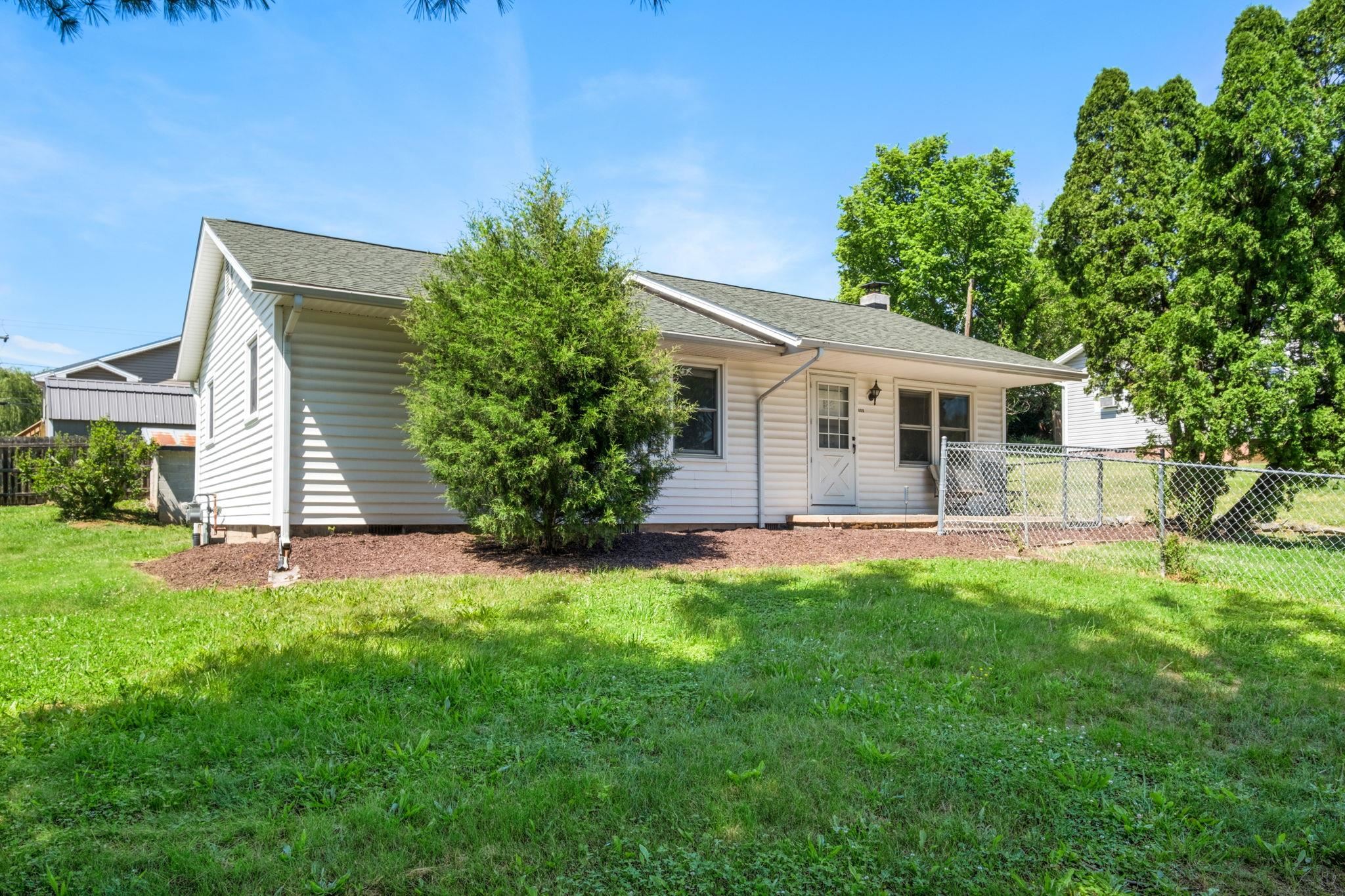 125 E RIVERSIDE DR, TIMBERVILLE, Virginia 22853, 3 Bedrooms Bedrooms, ,1 BathroomBathrooms,Residential,Timberville Starter,125 E RIVERSIDE DR,678117 MLS # 678117 125 E RIVERSIDE DR, TIMBERVILLE, Virginia 22853, 3 Bedrooms Bedrooms, ,1 BathroomBathrooms,Residential,Timberville Starter,125 E RIVERSIDE DR,678117 MLS # 678117