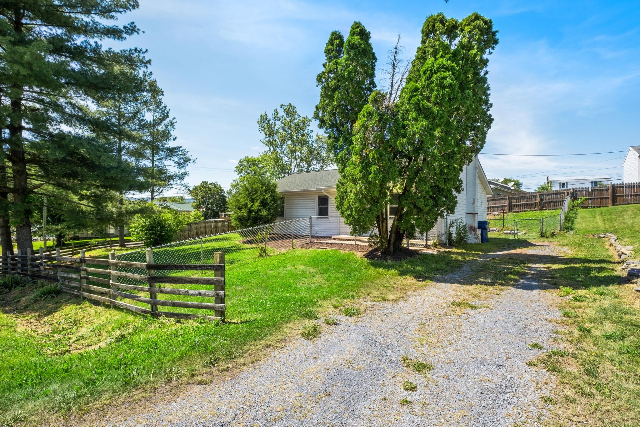 125 E RIVERSIDE DR, TIMBERVILLE, Virginia 22853, 3 Bedrooms Bedrooms, ,1 BathroomBathrooms,Residential,Timberville Starter,125 E RIVERSIDE DR,678117 MLS # 678117 125 E RIVERSIDE DR, TIMBERVILLE, Virginia 22853, 3 Bedrooms Bedrooms, ,1 BathroomBathrooms,Residential,Timberville Starter,125 E RIVERSIDE DR,678117 MLS # 678117