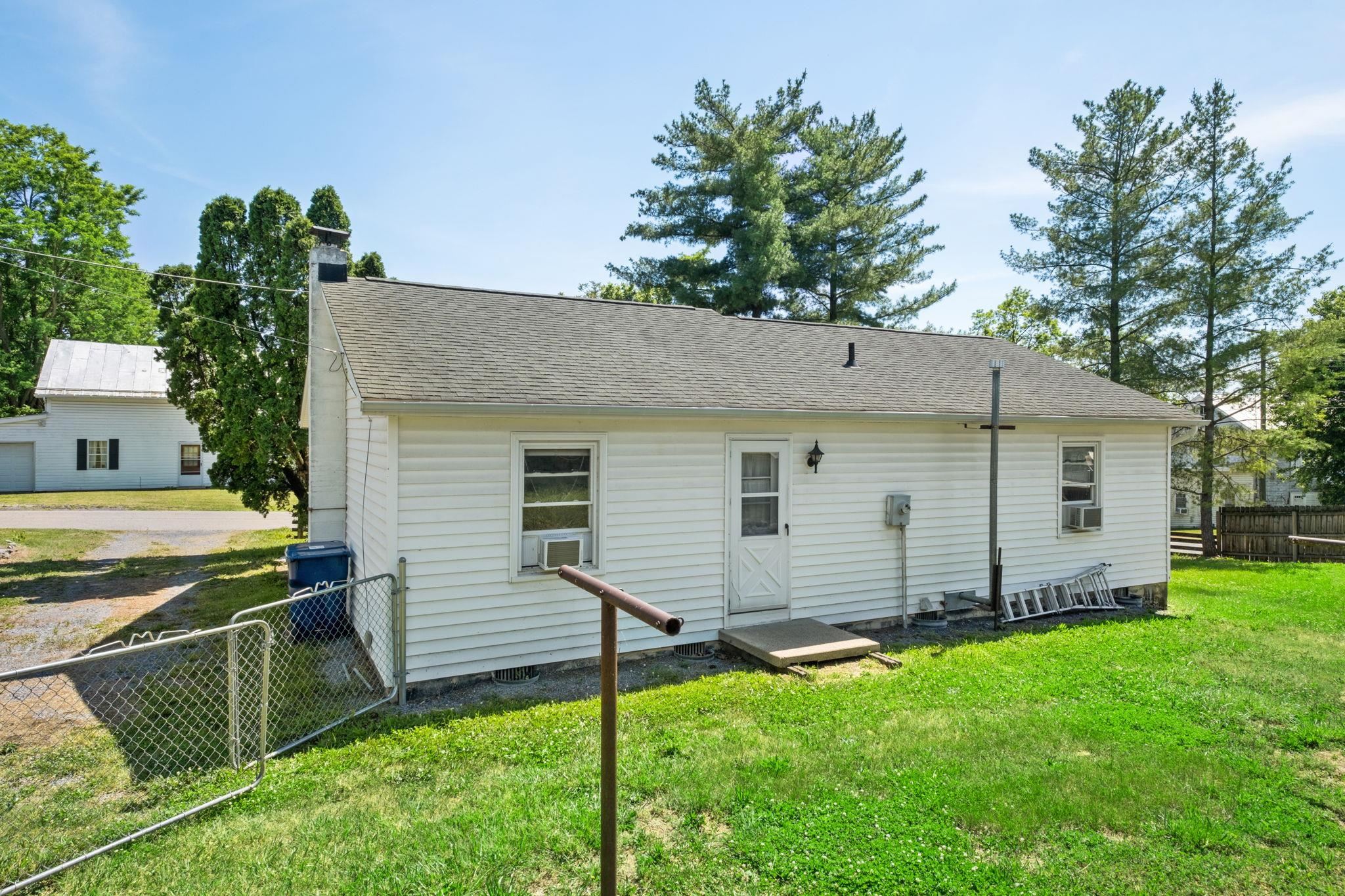 125 E RIVERSIDE DR, TIMBERVILLE, Virginia 22853, 3 Bedrooms Bedrooms, ,1 BathroomBathrooms,Residential,Timberville Starter,125 E RIVERSIDE DR,678117 MLS # 678117 125 E RIVERSIDE DR, TIMBERVILLE, Virginia 22853, 3 Bedrooms Bedrooms, ,1 BathroomBathrooms,Residential,Timberville Starter,125 E RIVERSIDE DR,678117 MLS # 678117