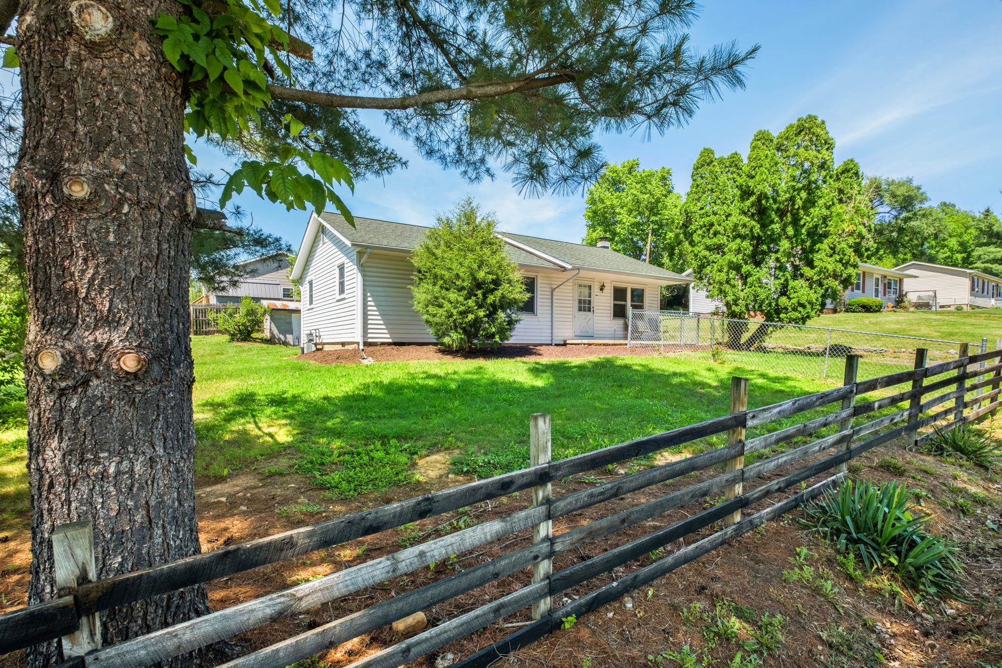 125 E RIVERSIDE DR, TIMBERVILLE, Virginia 22853, 3 Bedrooms Bedrooms, ,1 BathroomBathrooms,Residential,Timberville Starter,125 E RIVERSIDE DR,678117 MLS # 678117 125 E RIVERSIDE DR, TIMBERVILLE, Virginia 22853, 3 Bedrooms Bedrooms, ,1 BathroomBathrooms,Residential,Timberville Starter,125 E RIVERSIDE DR,678117 MLS # 678117