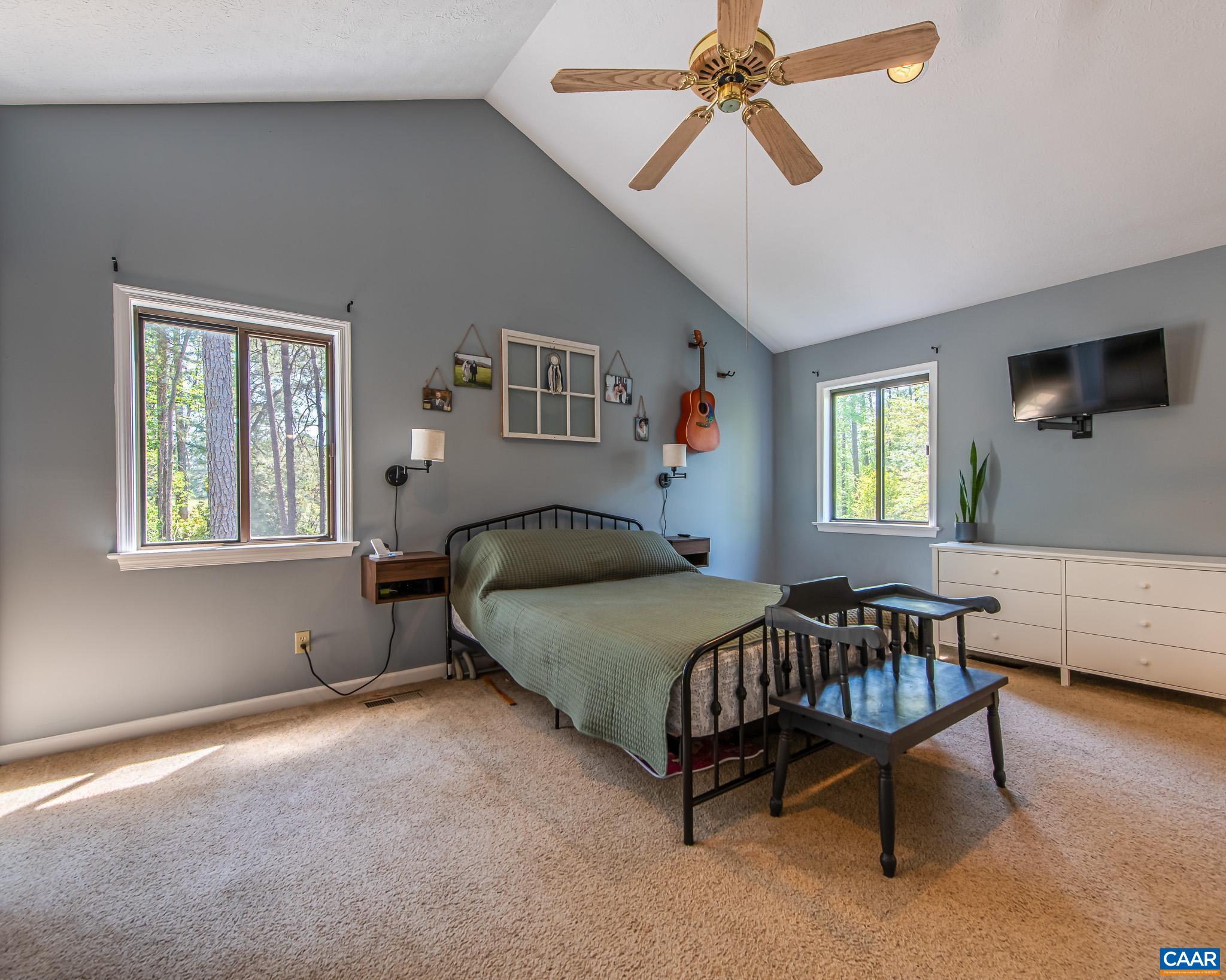 SEASONAL Waterviews! Vaulted Ceilings - Light-filled SEASONAL Waterviews! Vaulted Ceilings - Light-filled