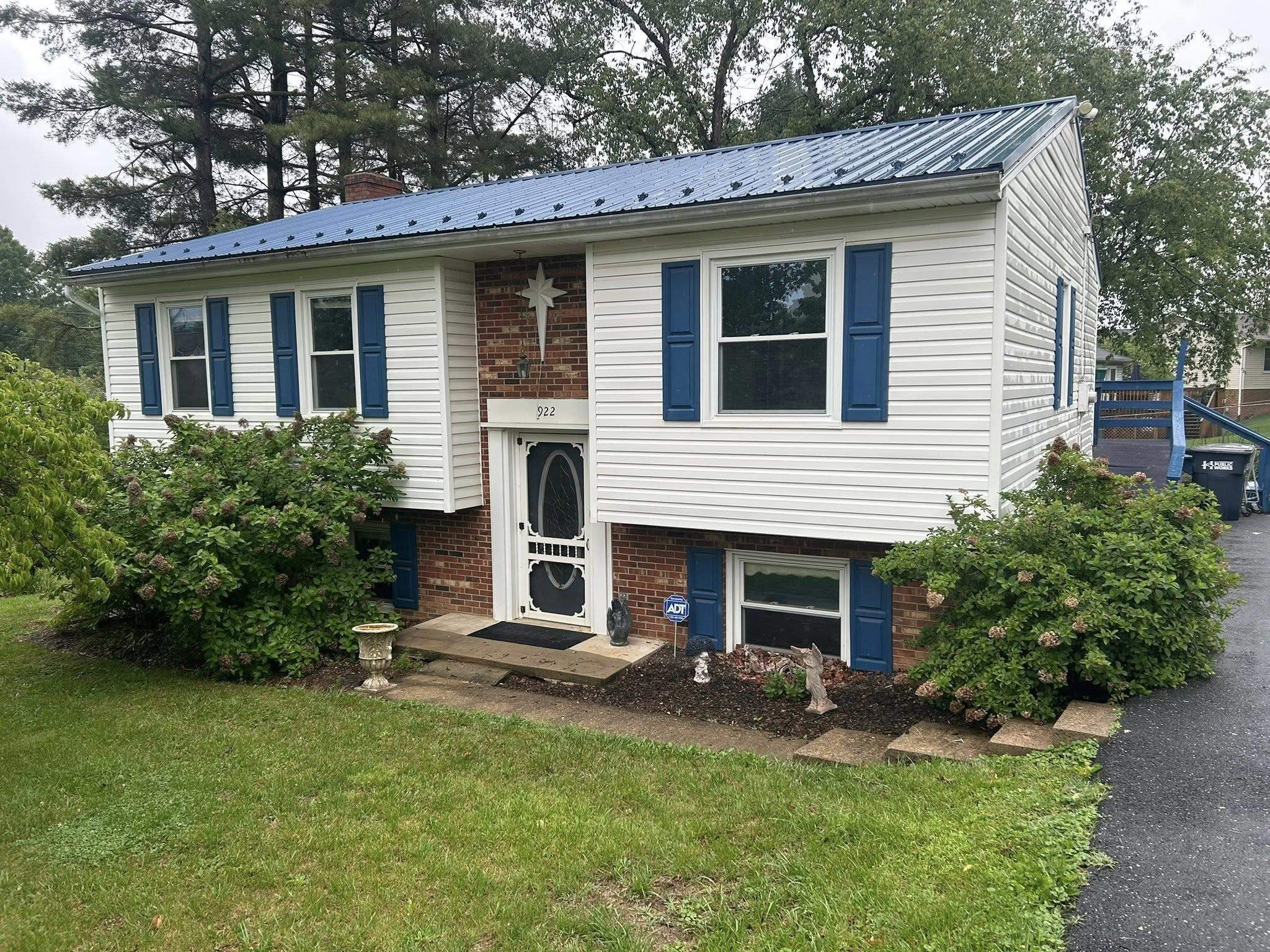 922 TALIAFERRO DR, HARRISONBURG, Virginia 22801, 3 Bedrooms Bedrooms, ,2 BathroomsBathrooms,Residential,Sandra Mohler,922 TALIAFERRO DR,678170 MLS # 678170 922 TALIAFERRO DR, HARRISONBURG, Virginia 22801, 3 Bedrooms Bedrooms, ,2 BathroomsBathrooms,Residential,Sandra Mohler,922 TALIAFERRO DR,678170 MLS # 678170