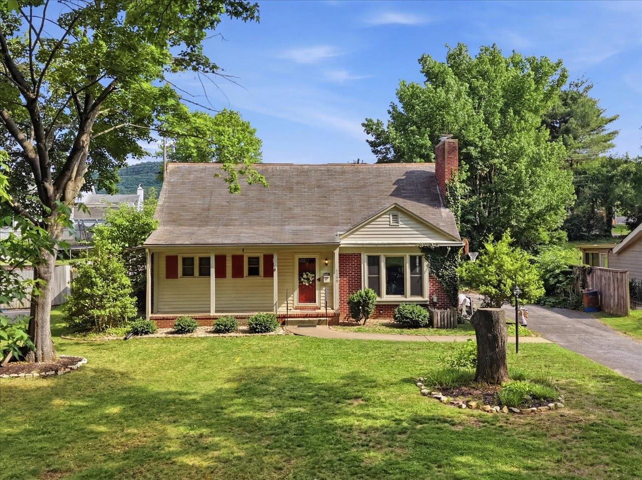 1030 WOODROW AVE, WAYNESBORO, Virginia 22980, 4 Bedrooms Bedrooms, ,2 BathroomsBathrooms,Residential,1030 WOODROW AVE,678212 MLS # 678212