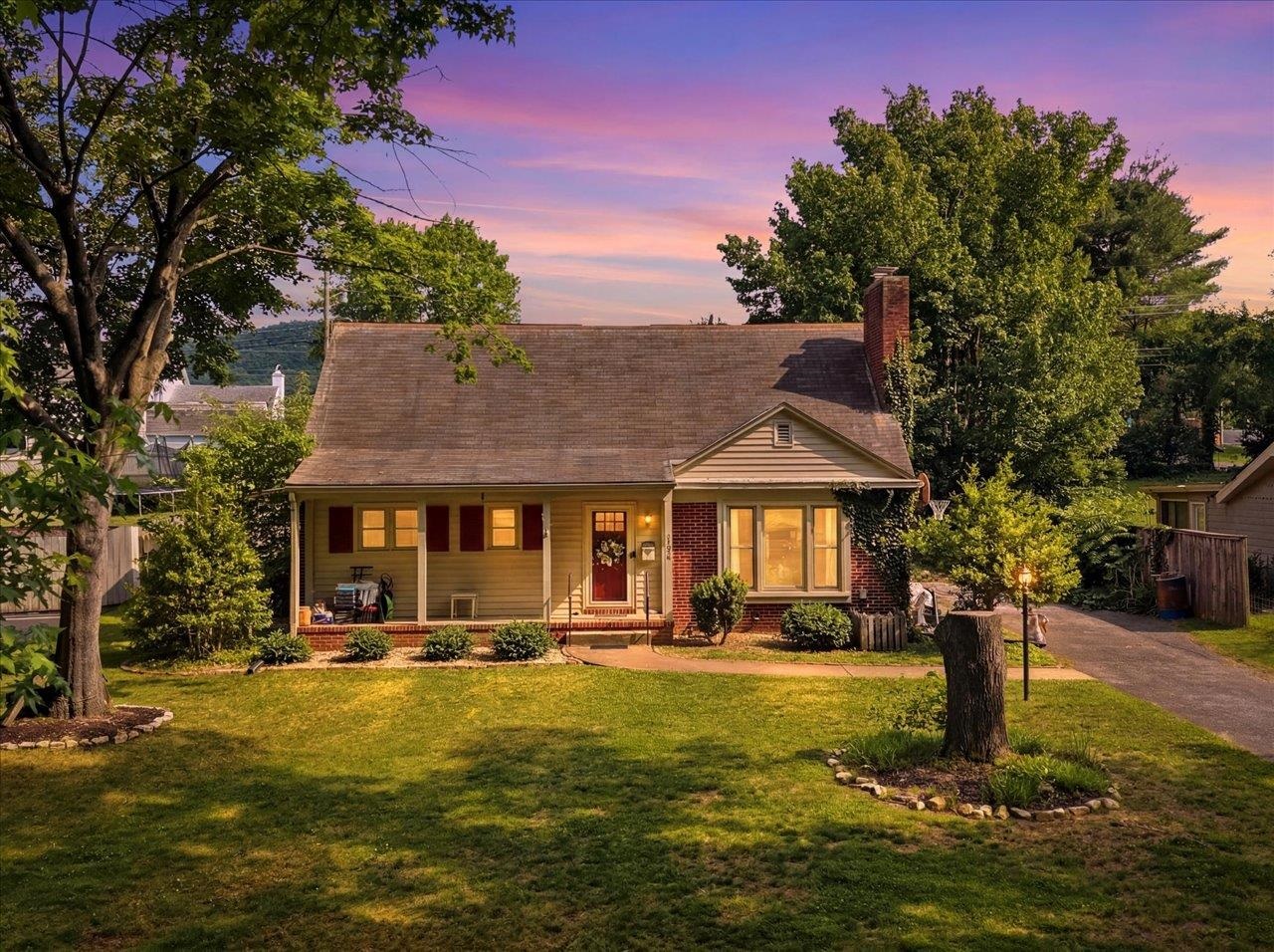 1030 WOODROW AVE, WAYNESBORO, Virginia 22980, 4 Bedrooms Bedrooms, ,2 BathroomsBathrooms,Residential,1030 WOODROW AVE,678212 MLS # 678212 1030 WOODROW AVE, WAYNESBORO, Virginia 22980, 4 Bedrooms Bedrooms, ,2 BathroomsBathrooms,Residential,1030 WOODROW AVE,678212 MLS # 678212