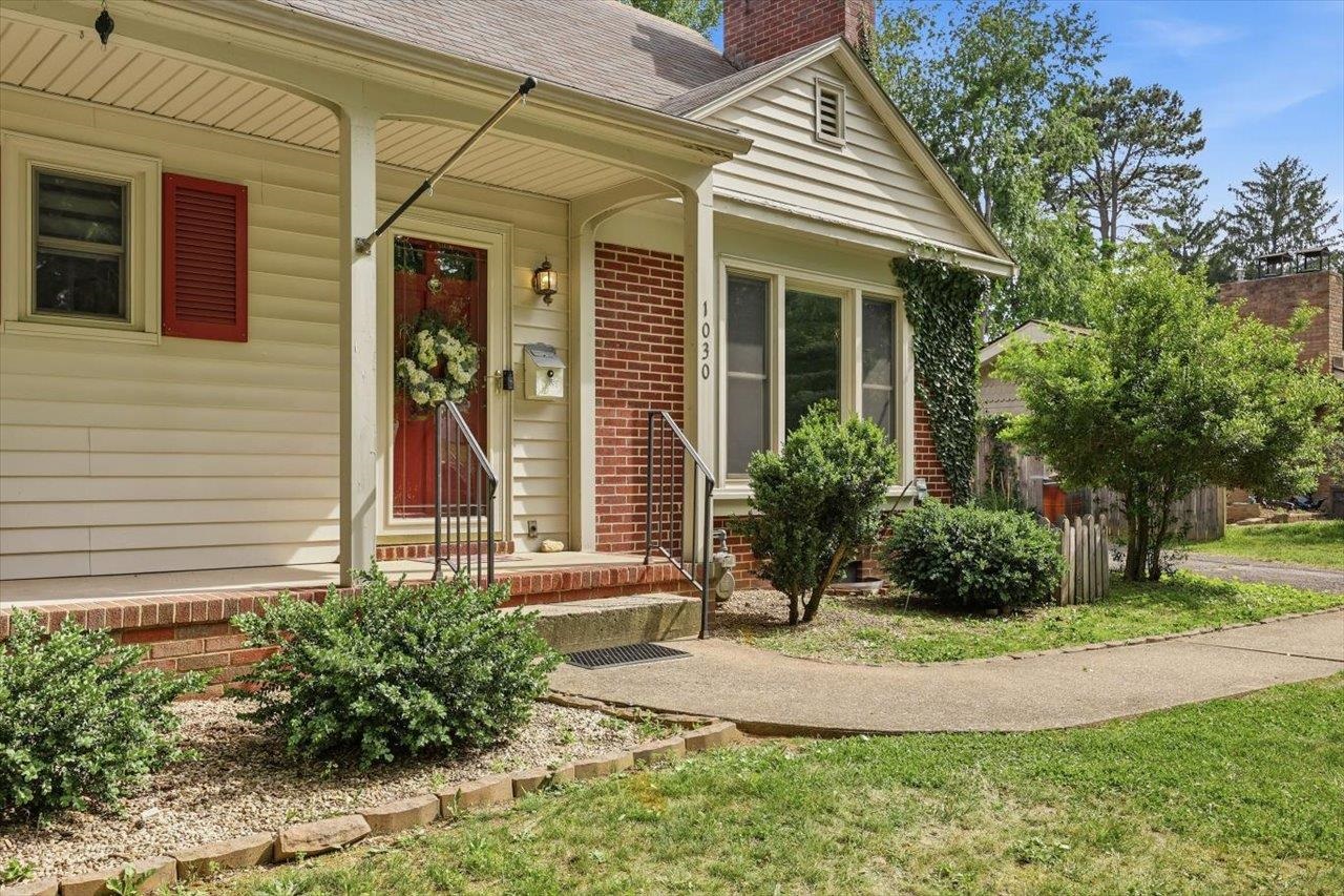 1030 WOODROW AVE, WAYNESBORO, Virginia 22980, 4 Bedrooms Bedrooms, ,2 BathroomsBathrooms,Residential,1030 WOODROW AVE,678212 MLS # 678212 1030 WOODROW AVE, WAYNESBORO, Virginia 22980, 4 Bedrooms Bedrooms, ,2 BathroomsBathrooms,Residential,1030 WOODROW AVE,678212 MLS # 678212