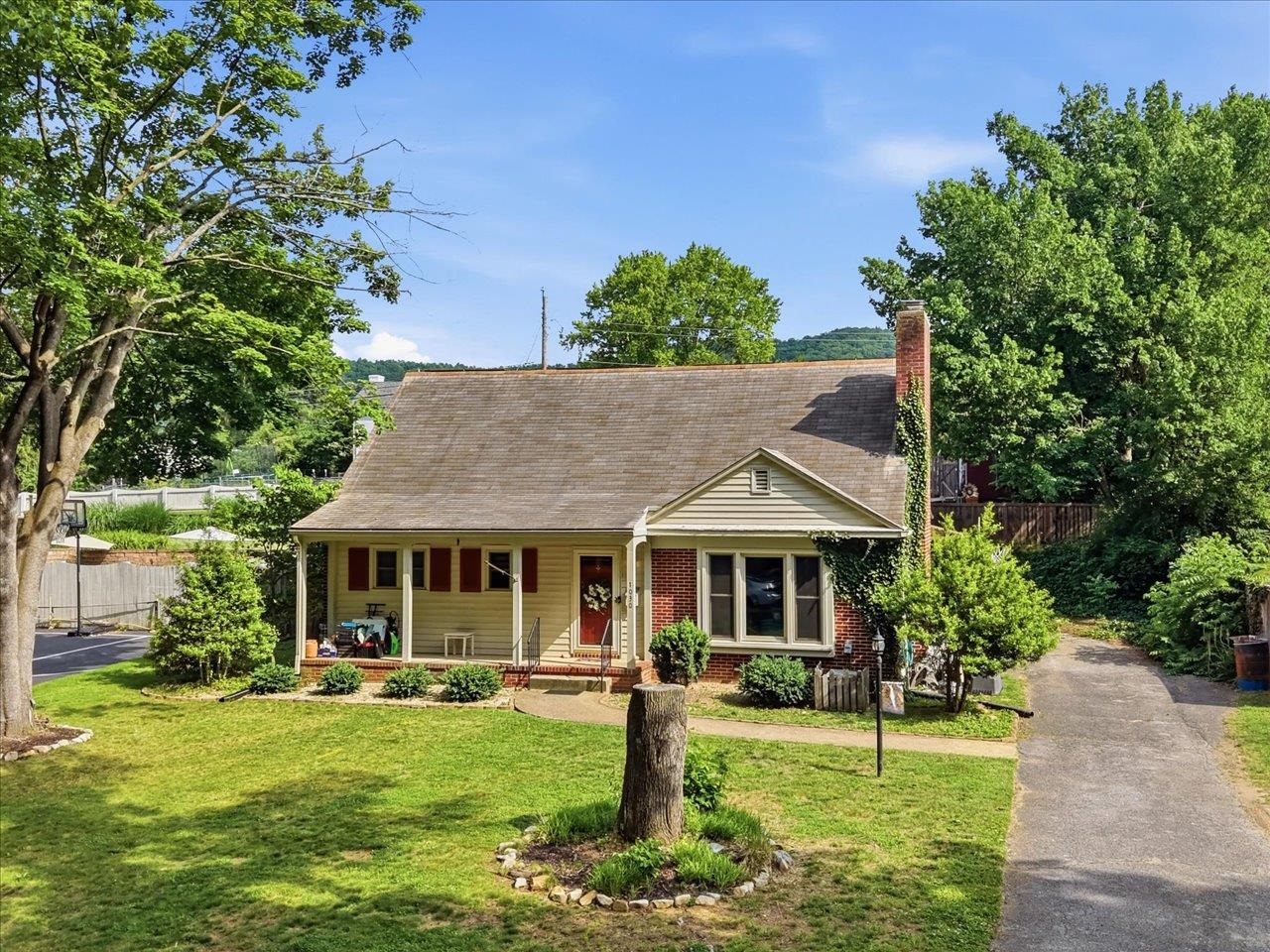 1030 WOODROW AVE, WAYNESBORO, Virginia 22980, 4 Bedrooms Bedrooms, ,2 BathroomsBathrooms,Residential,1030 WOODROW AVE,678212 MLS # 678212 1030 WOODROW AVE, WAYNESBORO, Virginia 22980, 4 Bedrooms Bedrooms, ,2 BathroomsBathrooms,Residential,1030 WOODROW AVE,678212 MLS # 678212