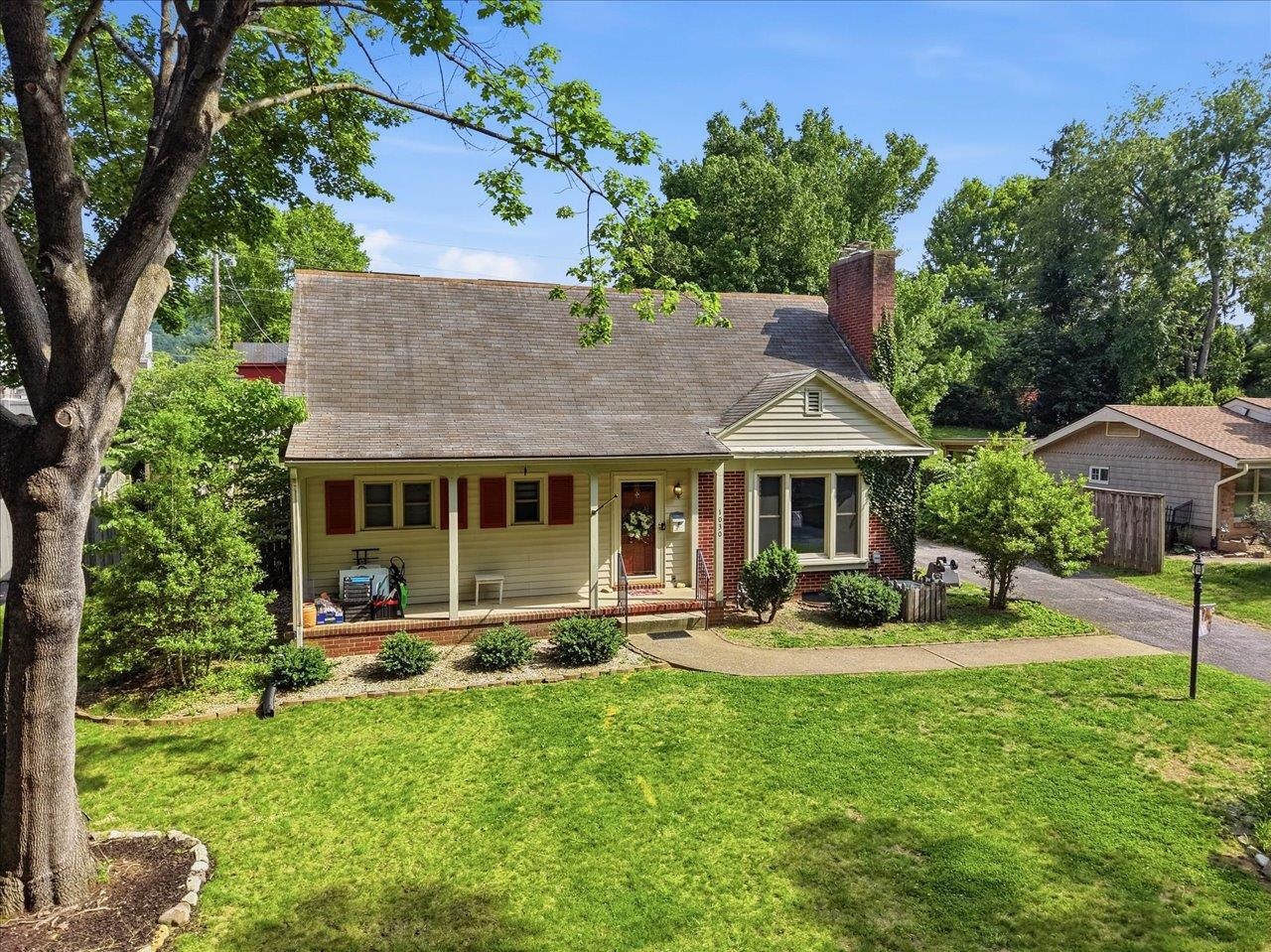 1030 WOODROW AVE, WAYNESBORO, Virginia 22980, 4 Bedrooms Bedrooms, ,2 BathroomsBathrooms,Residential,1030 WOODROW AVE,678212 MLS # 678212 1030 WOODROW AVE, WAYNESBORO, Virginia 22980, 4 Bedrooms Bedrooms, ,2 BathroomsBathrooms,Residential,1030 WOODROW AVE,678212 MLS # 678212