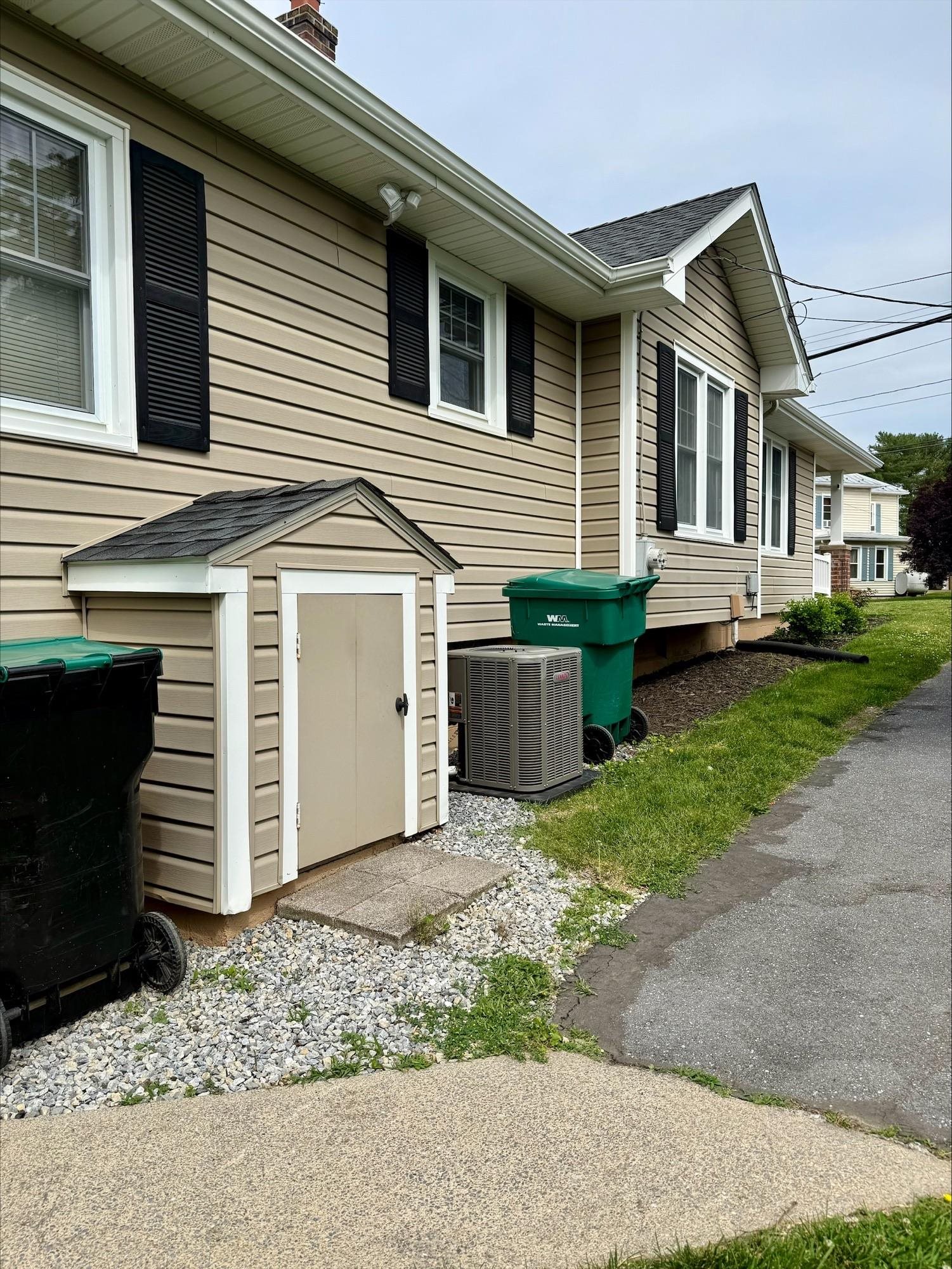 635 MASON ST, DAYTON, Virginia 22821, 3 Bedrooms Bedrooms, ,1 BathroomBathrooms,Residential,635 MASON ST,678240 MLS # 678240