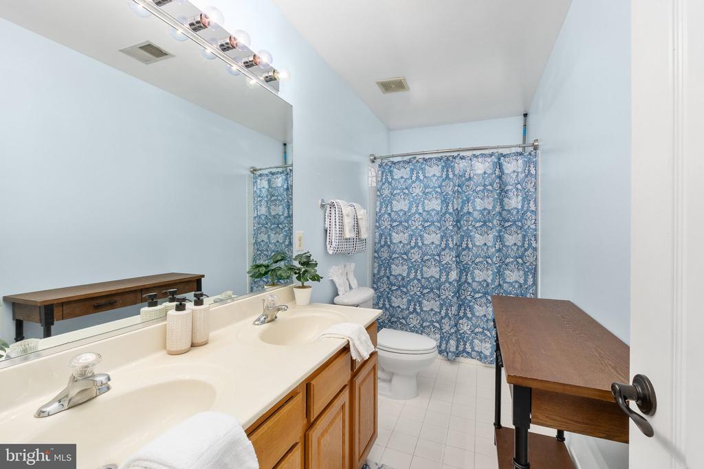 581 WINDERMERE DR, CULPEPER, Virginia 22701, 5 Bedrooms Bedrooms, ,4 BathroomsBathrooms,Residential,581 WINDERMERE DR,VACU2013458 MLS # VACU2013458 581 WINDERMERE DR, CULPEPER, Virginia 22701, 5 Bedrooms Bedrooms, ,4 BathroomsBathrooms,Residential,581 WINDERMERE DR,VACU2013458 MLS # VACU2013458