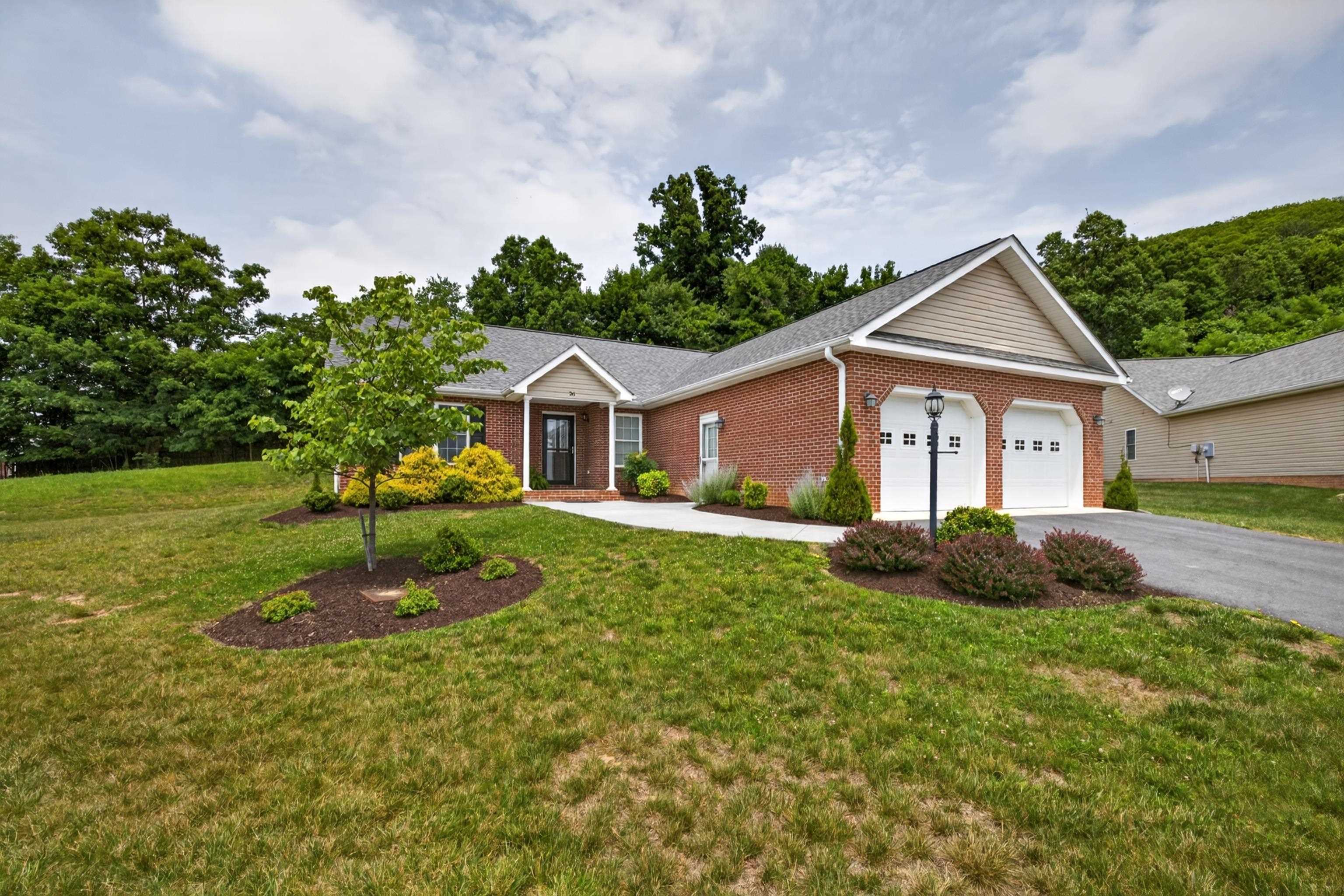 26 OAK VIEW DR, STAUNTON, Virginia 24401, 3 Bedrooms Bedrooms, ,2 BathroomsBathrooms,Residential,26 OAK VIEW DR,678318 MLS # 678318