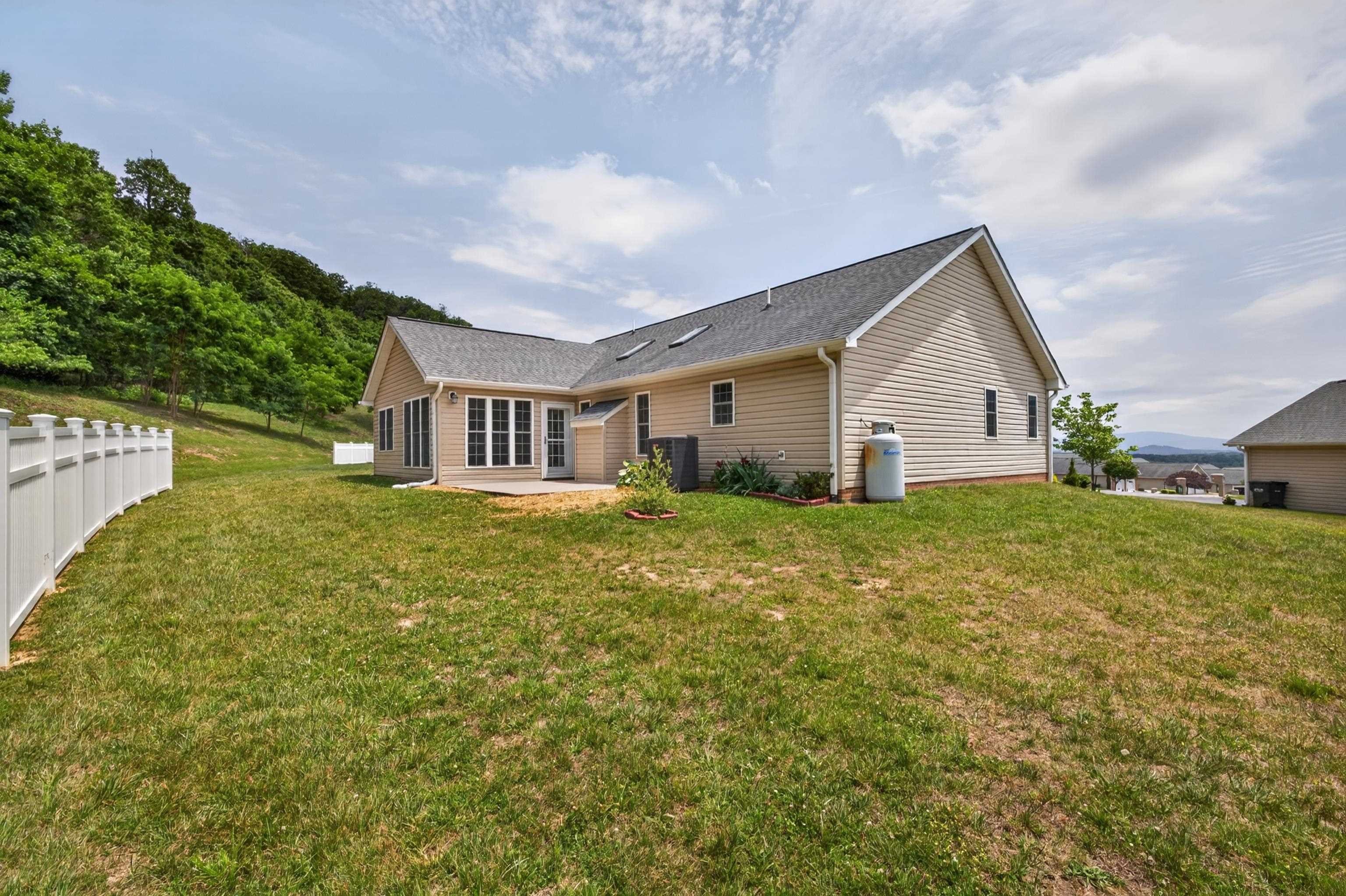 26 OAK VIEW DR, STAUNTON, Virginia 24401, 3 Bedrooms Bedrooms, ,2 BathroomsBathrooms,Residential,26 OAK VIEW DR,678318 MLS # 678318