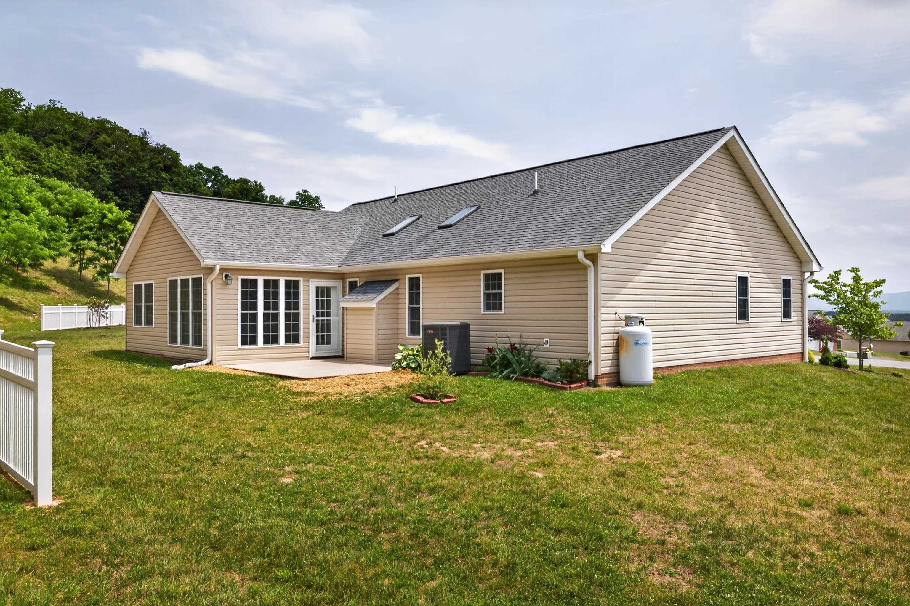 26 OAK VIEW DR, STAUNTON, Virginia 24401, 3 Bedrooms Bedrooms, ,2 BathroomsBathrooms,Residential,26 OAK VIEW DR,678318 MLS # 678318