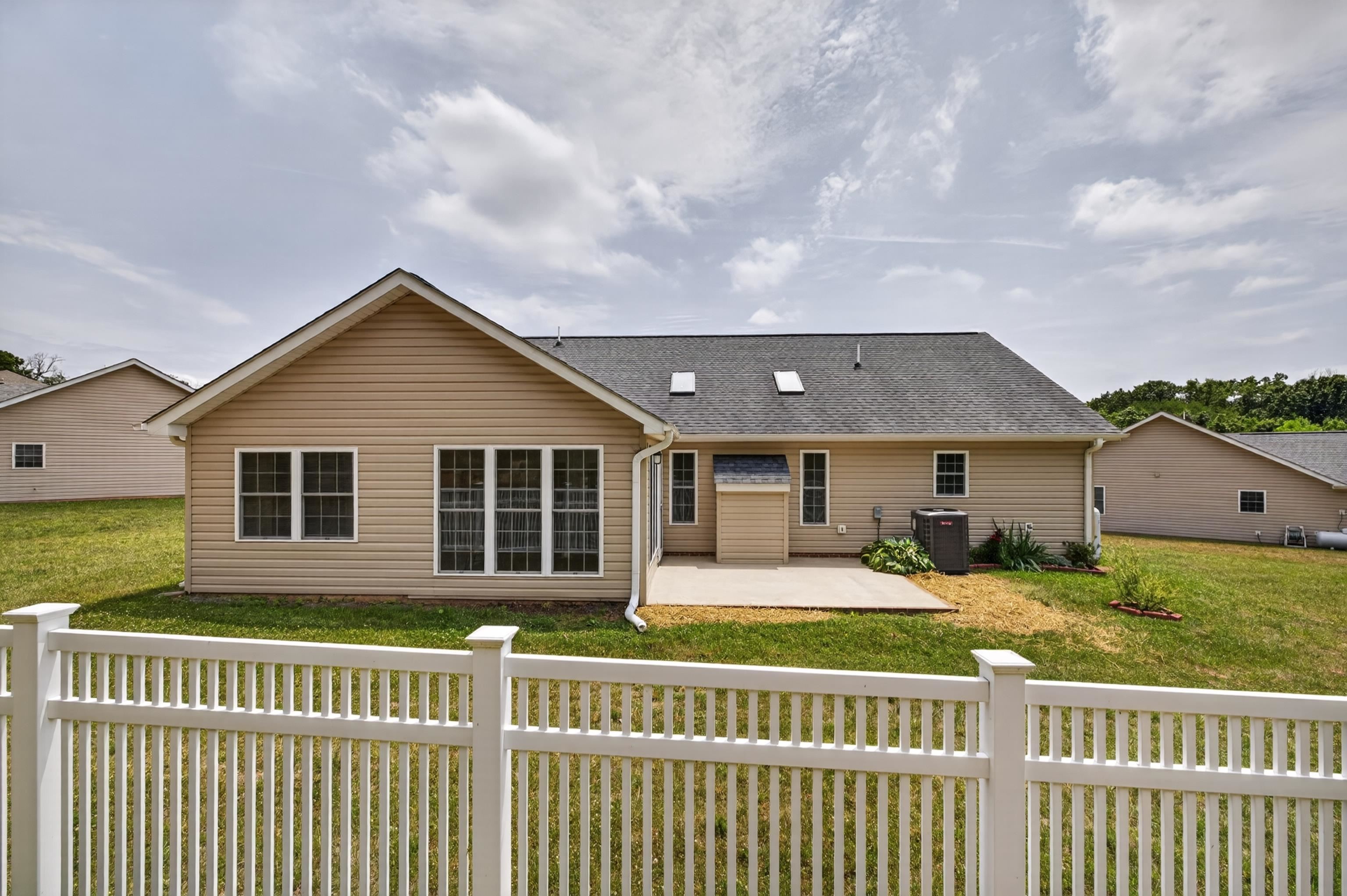 26 OAK VIEW DR, STAUNTON, Virginia 24401, 3 Bedrooms Bedrooms, ,2 BathroomsBathrooms,Residential,26 OAK VIEW DR,678318 MLS # 678318