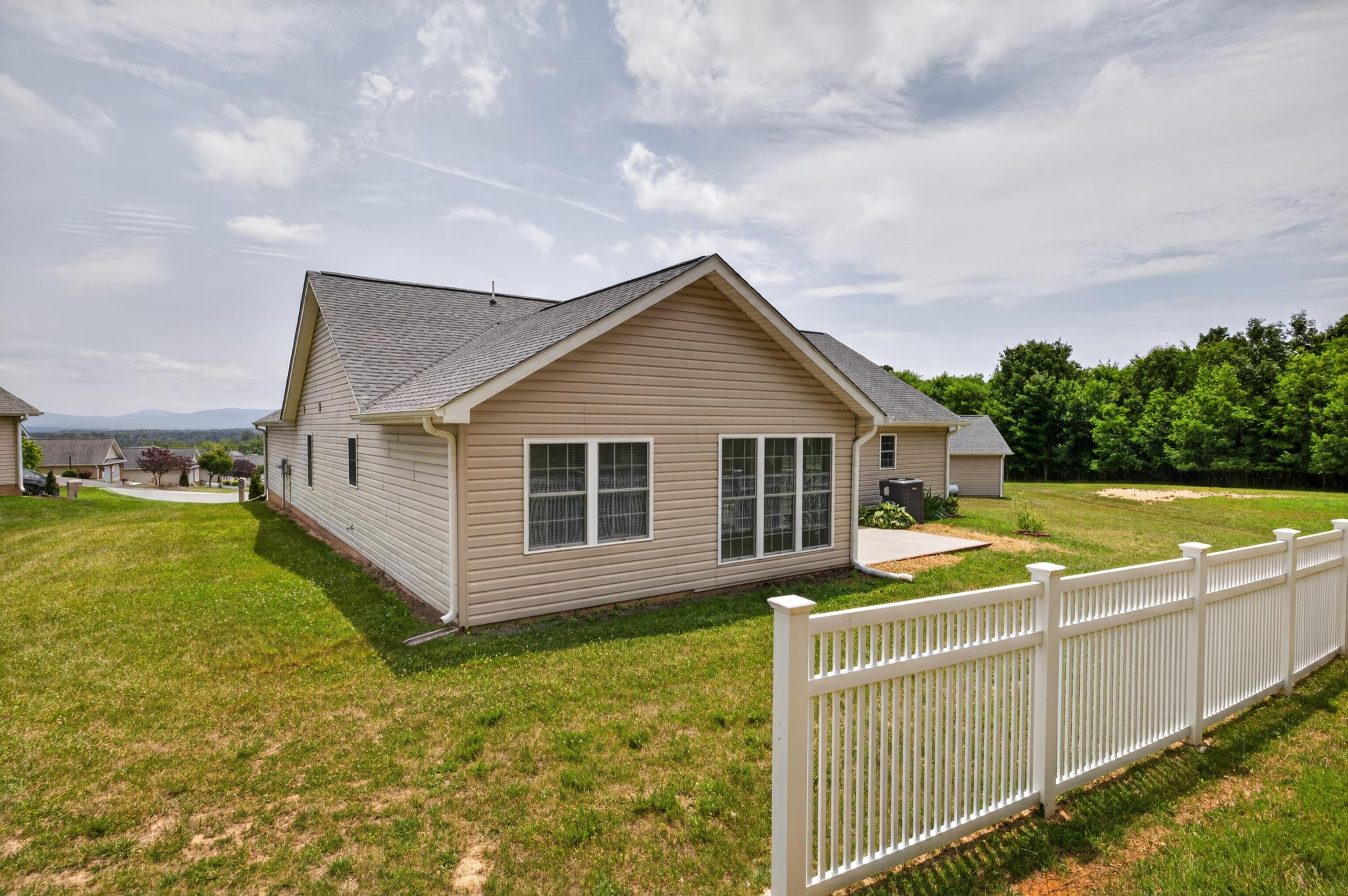 26 OAK VIEW DR, STAUNTON, Virginia 24401, 3 Bedrooms Bedrooms, ,2 BathroomsBathrooms,Residential,26 OAK VIEW DR,678318 MLS # 678318