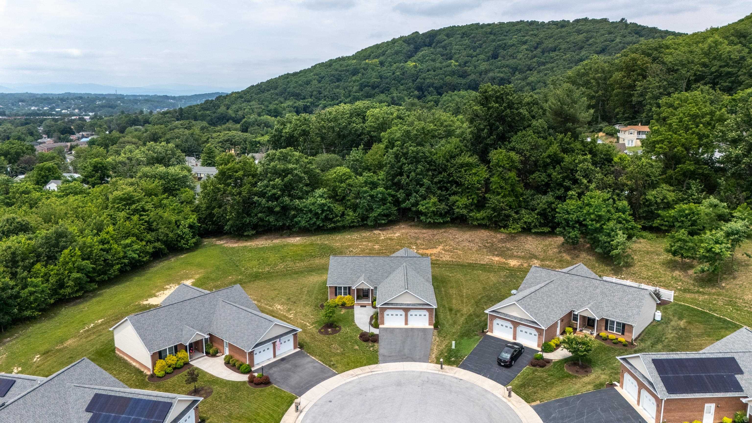 26 OAK VIEW DR, STAUNTON, Virginia 24401, 3 Bedrooms Bedrooms, ,2 BathroomsBathrooms,Residential,26 OAK VIEW DR,678318 MLS # 678318