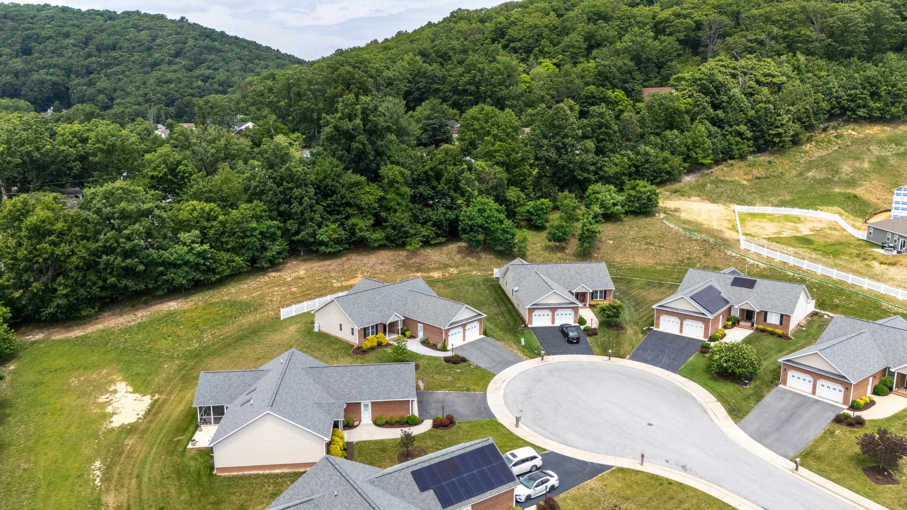 26 OAK VIEW DR, STAUNTON, Virginia 24401, 3 Bedrooms Bedrooms, ,2 BathroomsBathrooms,Residential,26 OAK VIEW DR,678318 MLS # 678318