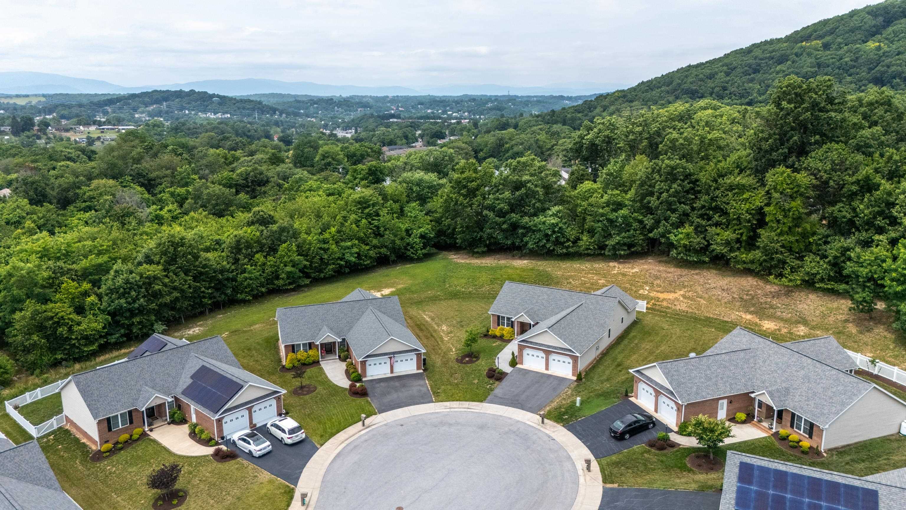 26 OAK VIEW DR, STAUNTON, Virginia 24401, 3 Bedrooms Bedrooms, ,2 BathroomsBathrooms,Residential,26 OAK VIEW DR,678318 MLS # 678318