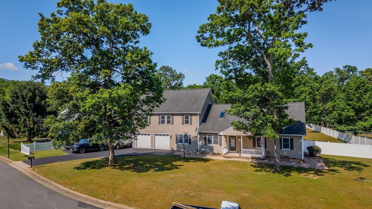215 FOREST DR, STUARTS DRAFT, Virginia 24477, 6 Bedrooms Bedrooms, ,4 BathroomsBathrooms,Residential,215 FOREST DR,678302 MLS # 678302