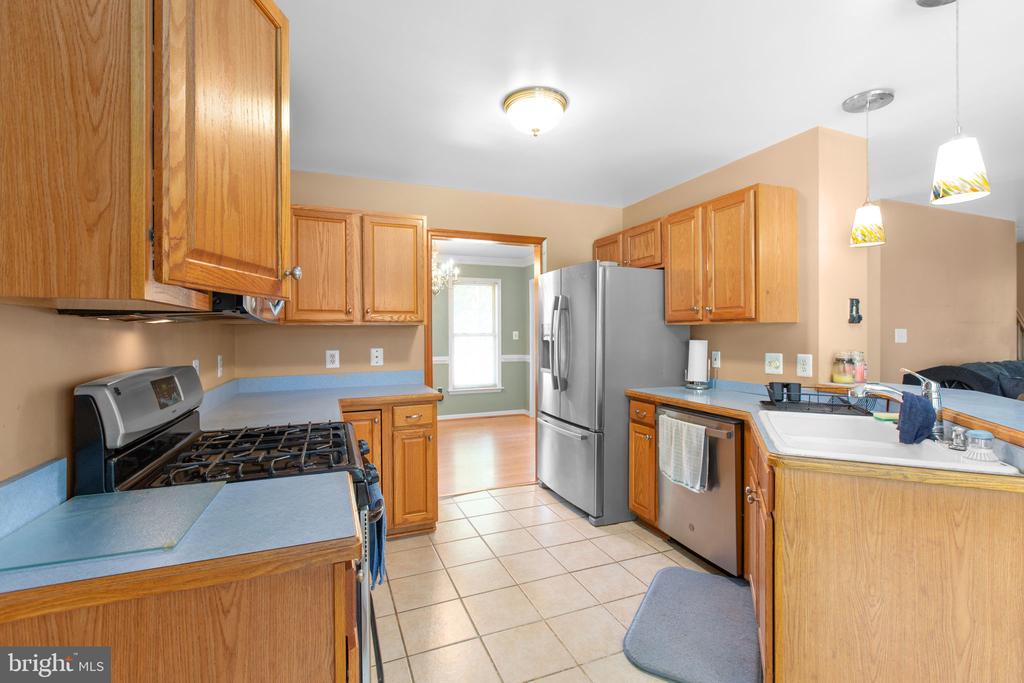 10408 WOODLAKE CT, SPOTSYLVANIA, Virginia 22553, 5 Bedrooms Bedrooms, ,3 BathroomsBathrooms,Residential,10408 WOODLAKE CT,VASP2041810 MLS # VASP2041810