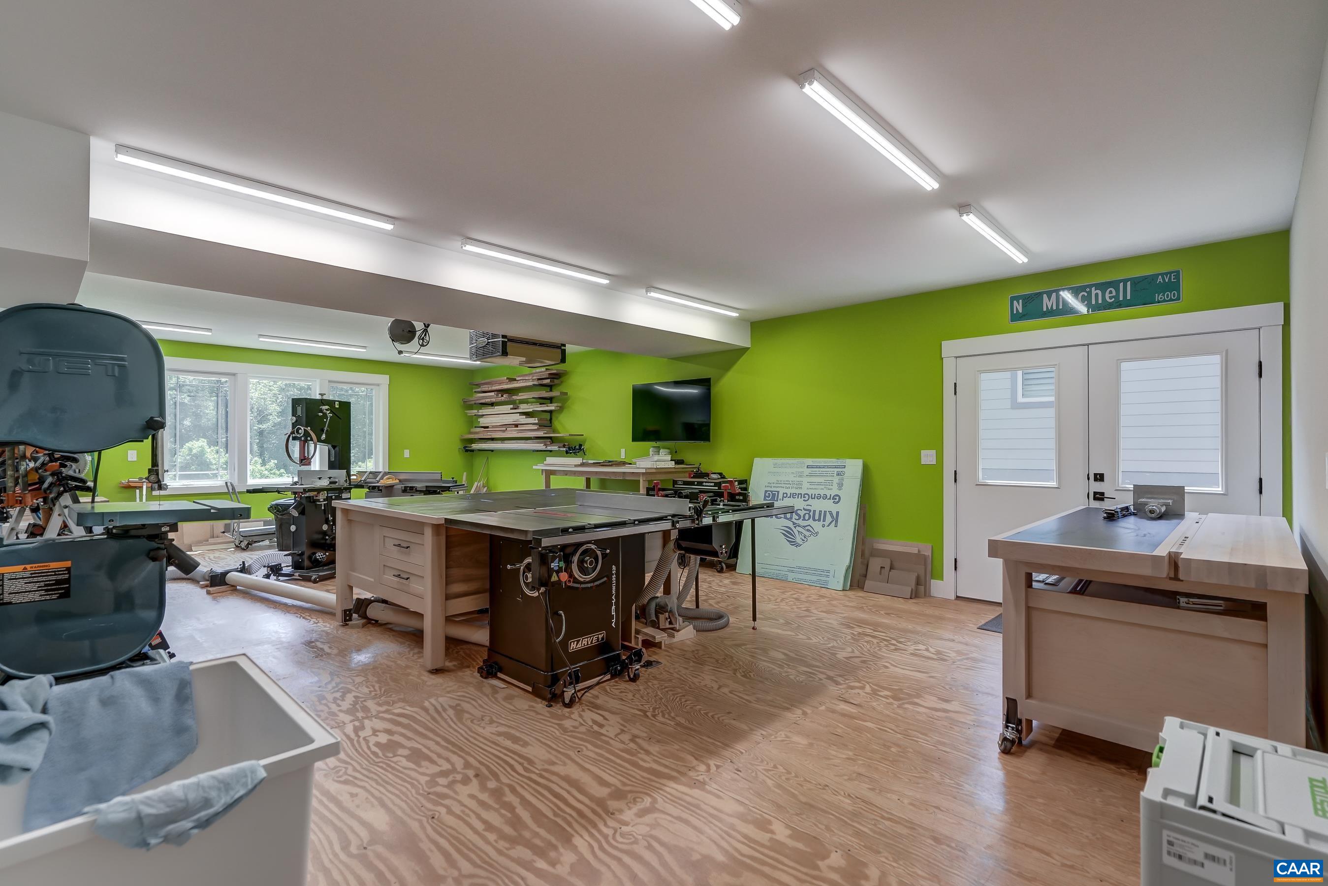 Woodworkers will love this huge workshop with side doors to bring in large equipment and lumber! Woodworkers will love this huge workshop with side doors to bring in large equipment and lumber!