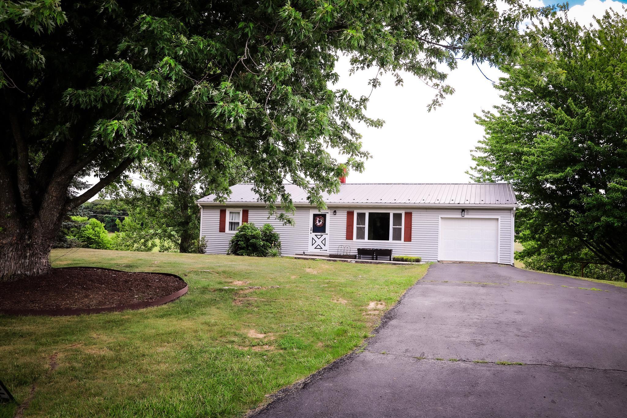 3592 OLD GREENVILLE RD, STAUNTON, Virginia 24401, 2 Bedrooms Bedrooms, ,1 BathroomBathrooms,Residential,Lerty Humphries Estate,3592 OLD GREENVILLE RD,678532 MLS # 678532 3592 OLD GREENVILLE RD, STAUNTON, Virginia 24401, 2 Bedrooms Bedrooms, ,1 BathroomBathrooms,Residential,Lerty Humphries Estate,3592 OLD GREENVILLE RD,678532 MLS # 678532