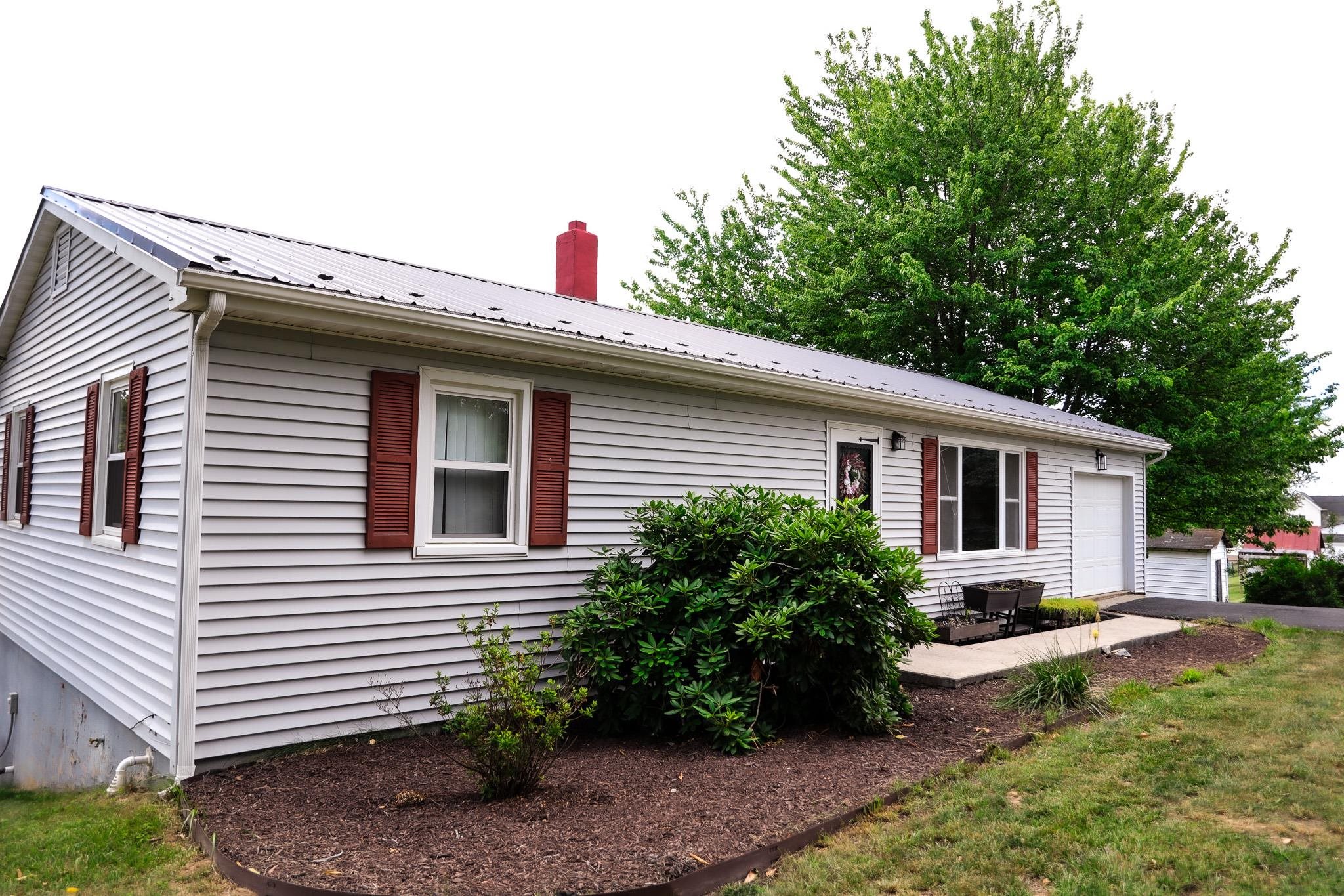 3592 OLD GREENVILLE RD, STAUNTON, Virginia 24401, 2 Bedrooms Bedrooms, ,1 BathroomBathrooms,Residential,Lerty Humphries Estate,3592 OLD GREENVILLE RD,678532 MLS # 678532 3592 OLD GREENVILLE RD, STAUNTON, Virginia 24401, 2 Bedrooms Bedrooms, ,1 BathroomBathrooms,Residential,Lerty Humphries Estate,3592 OLD GREENVILLE RD,678532 MLS # 678532