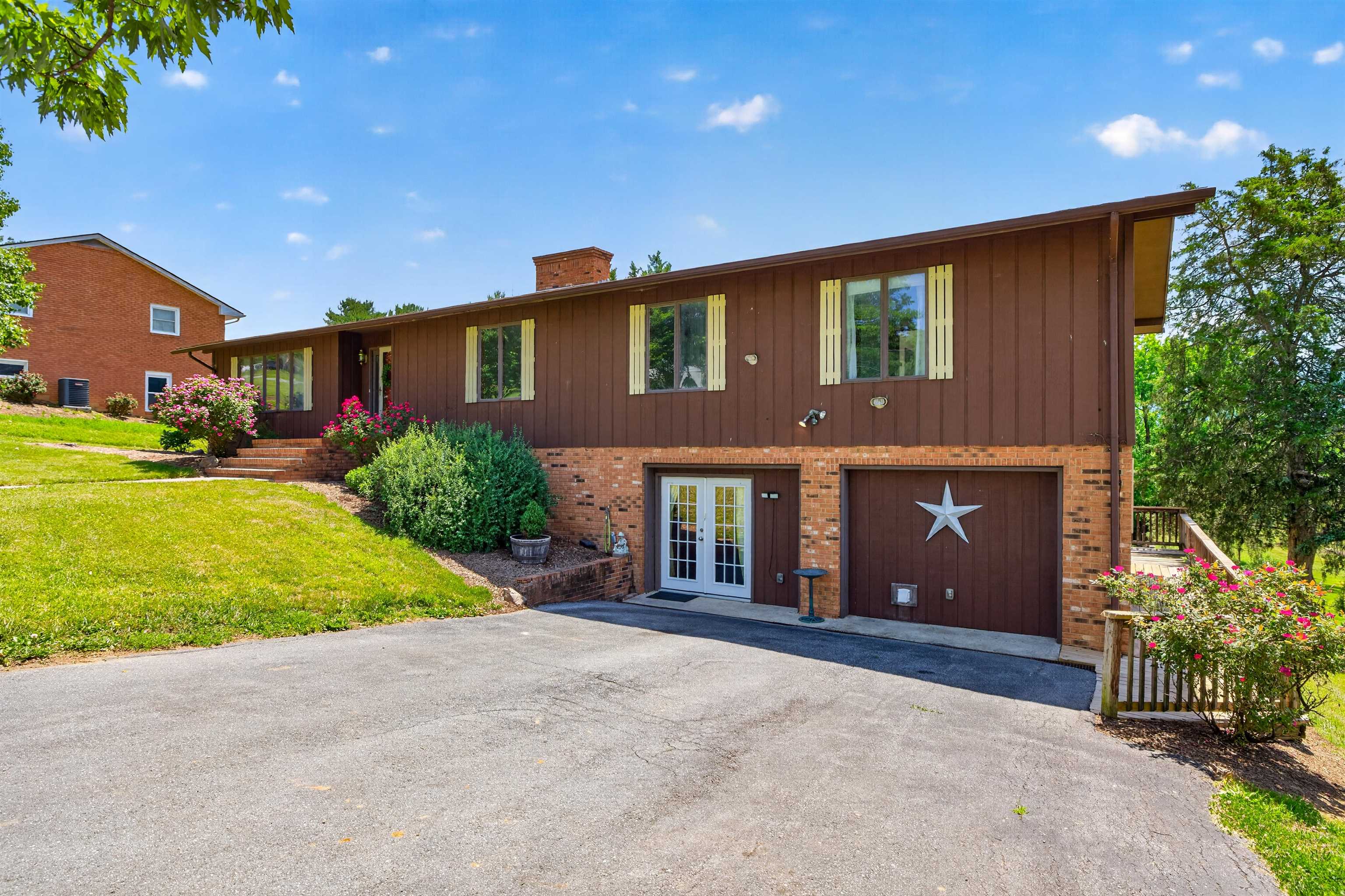 9510 SHENANDOAH DR, NEW MARKET, Virginia 22844, 5 Bedrooms Bedrooms, ,3 BathroomsBathrooms,Residential,9510 SHENANDOAH DR,678342 MLS # 678342 9510 SHENANDOAH DR, NEW MARKET, Virginia 22844, 5 Bedrooms Bedrooms, ,3 BathroomsBathrooms,Residential,9510 SHENANDOAH DR,678342 MLS # 678342