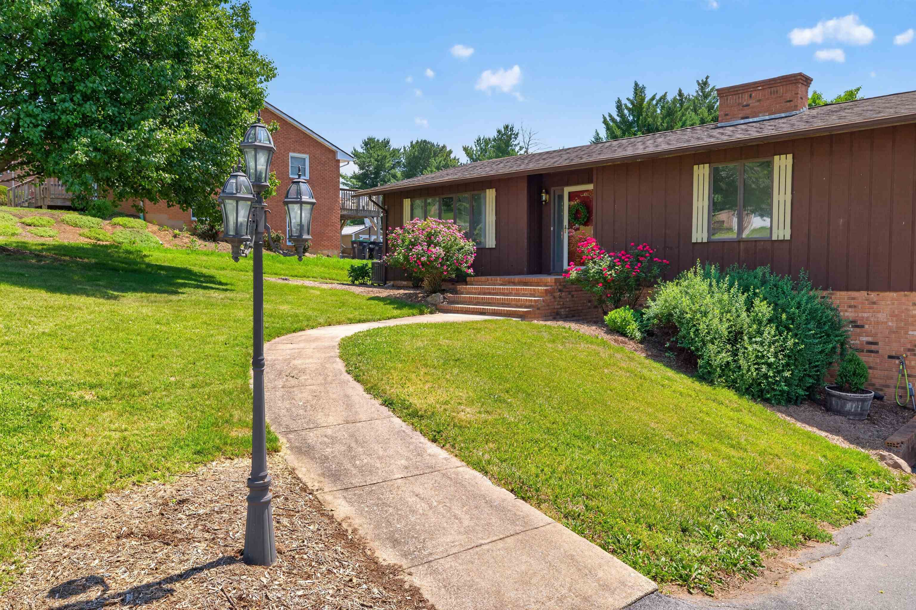 9510 SHENANDOAH DR, NEW MARKET, Virginia 22844, 5 Bedrooms Bedrooms, ,3 BathroomsBathrooms,Residential,9510 SHENANDOAH DR,678342 MLS # 678342 9510 SHENANDOAH DR, NEW MARKET, Virginia 22844, 5 Bedrooms Bedrooms, ,3 BathroomsBathrooms,Residential,9510 SHENANDOAH DR,678342 MLS # 678342