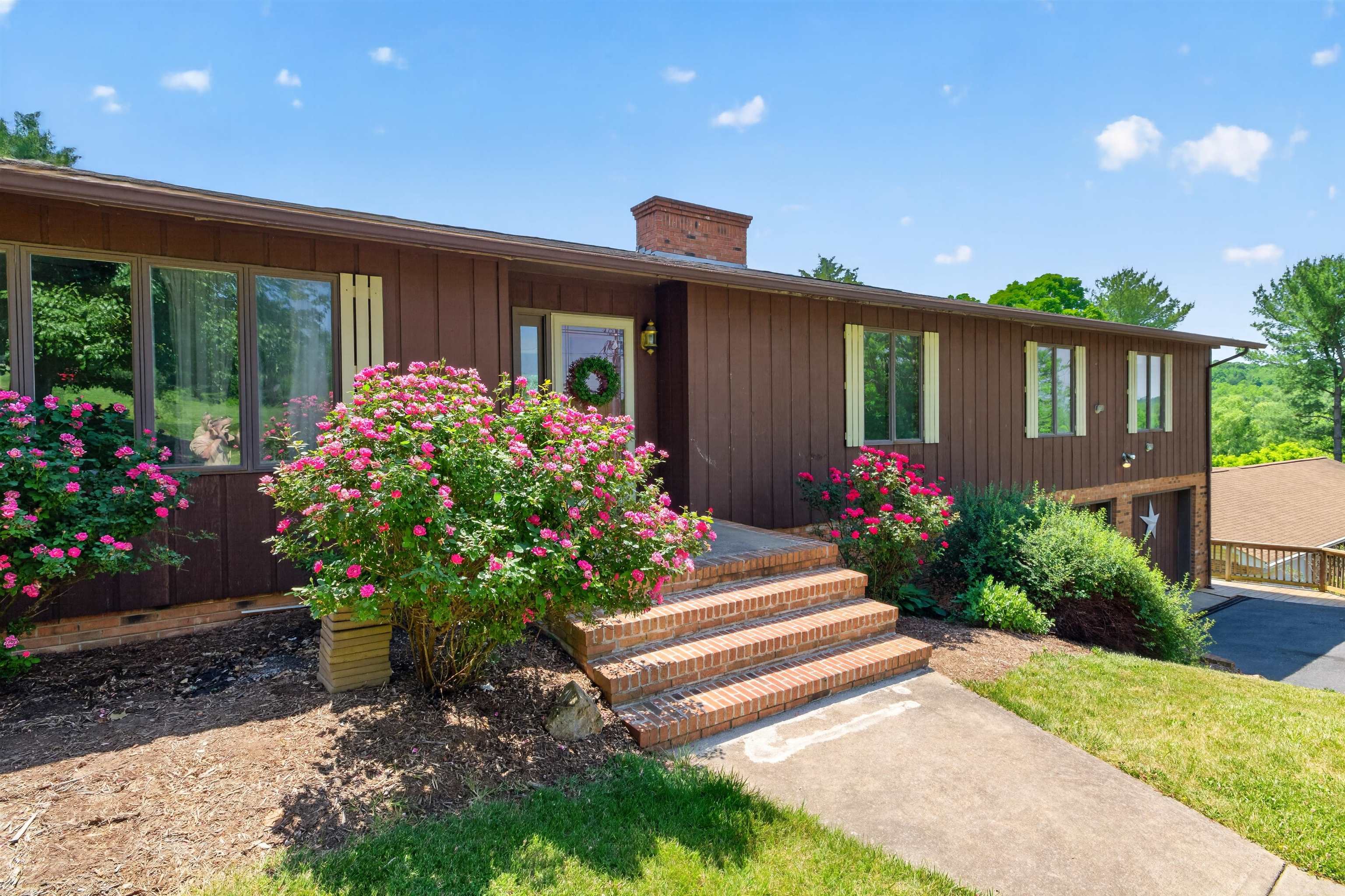 9510 SHENANDOAH DR, NEW MARKET, Virginia 22844, 5 Bedrooms Bedrooms, ,3 BathroomsBathrooms,Residential,9510 SHENANDOAH DR,678342 MLS # 678342 9510 SHENANDOAH DR, NEW MARKET, Virginia 22844, 5 Bedrooms Bedrooms, ,3 BathroomsBathrooms,Residential,9510 SHENANDOAH DR,678342 MLS # 678342