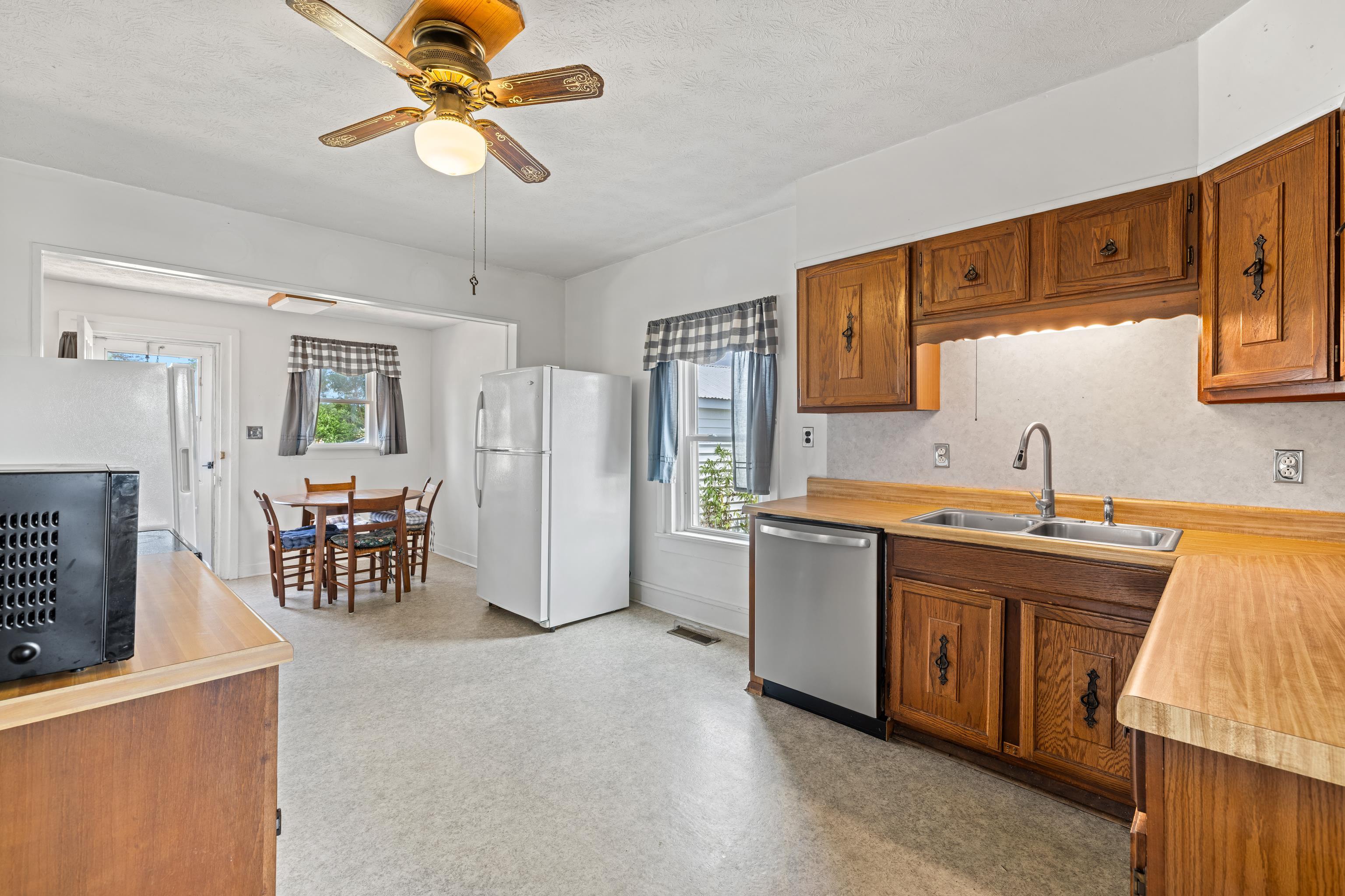 139 TETER RD, GROTTOES, Virginia 24441, 4 Bedrooms Bedrooms, ,1 BathroomBathrooms,Residential,139 TETER RD,678614 MLS # 678614