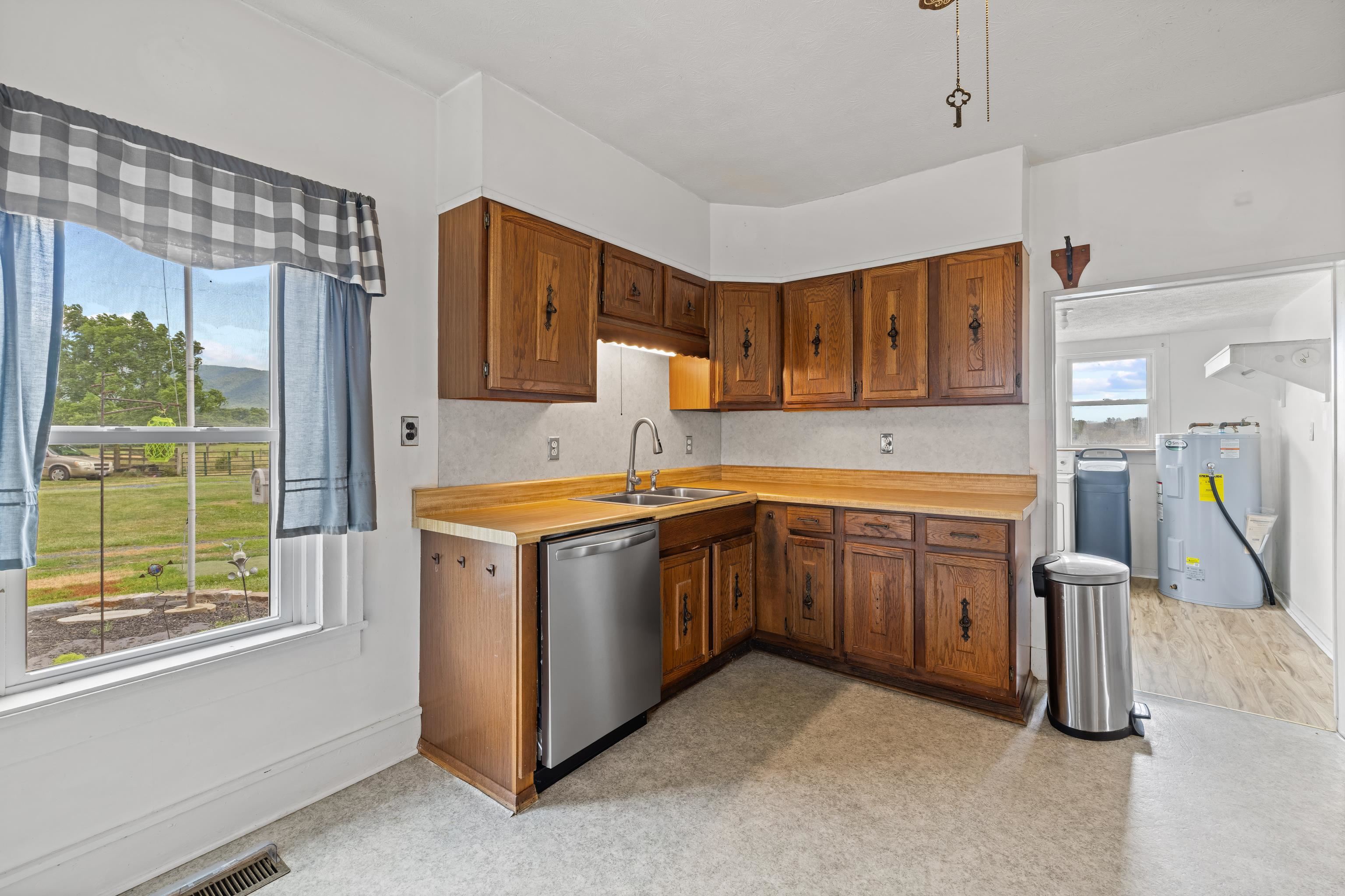 139 TETER RD, GROTTOES, Virginia 24441, 4 Bedrooms Bedrooms, ,1 BathroomBathrooms,Residential,139 TETER RD,678614 MLS # 678614