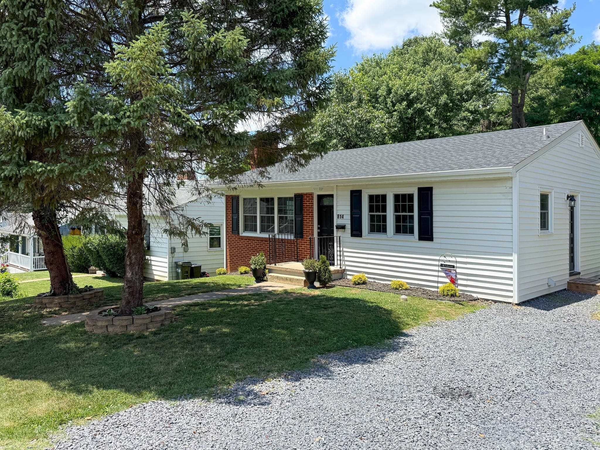 814 ADAMS ST, STAUNTON, Virginia 24401, 3 Bedrooms Bedrooms, ,1 BathroomBathrooms,Residential,814 ADAMS ST,678618 MLS # 678618
