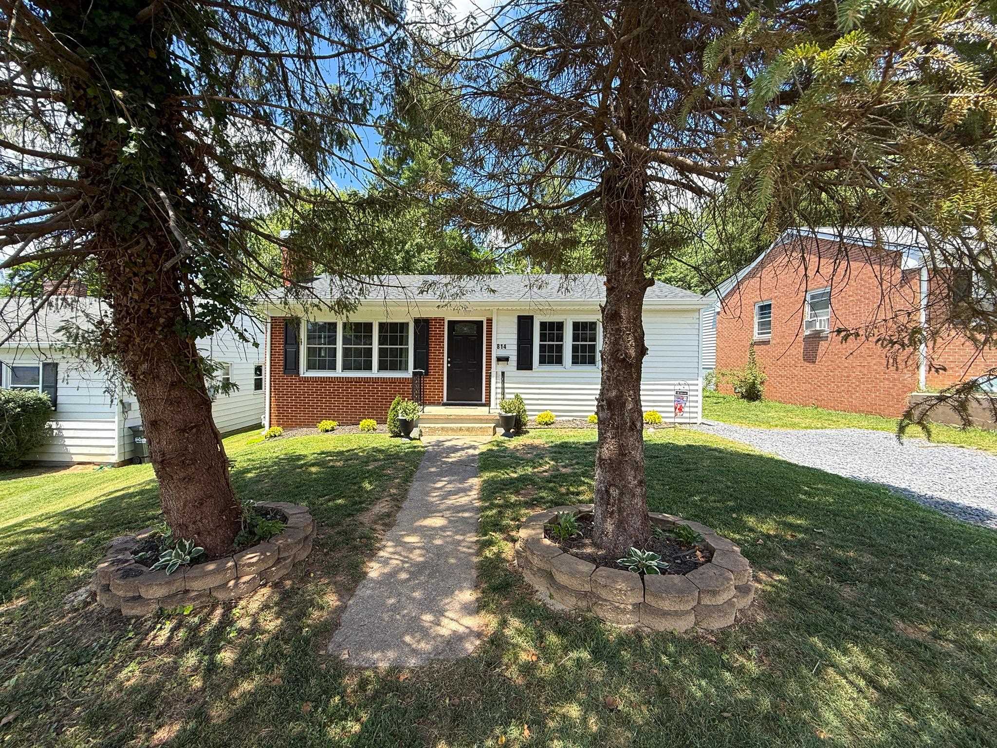 814 ADAMS ST, STAUNTON, Virginia 24401, 3 Bedrooms Bedrooms, ,1 BathroomBathrooms,Residential,814 ADAMS ST,678618 MLS # 678618
