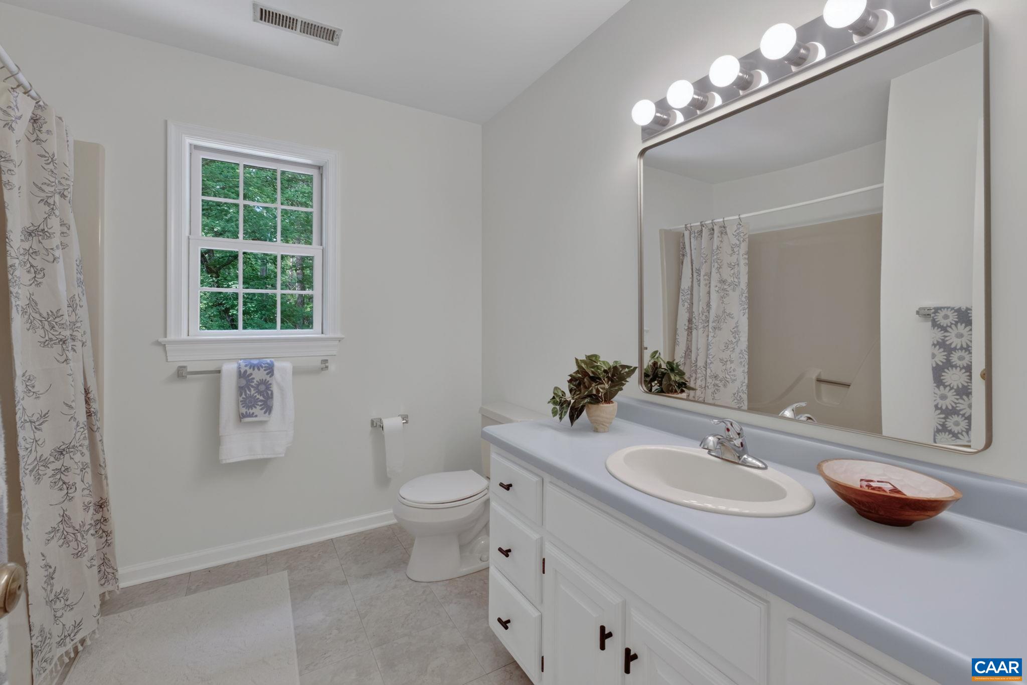 Full bath in the hallway.