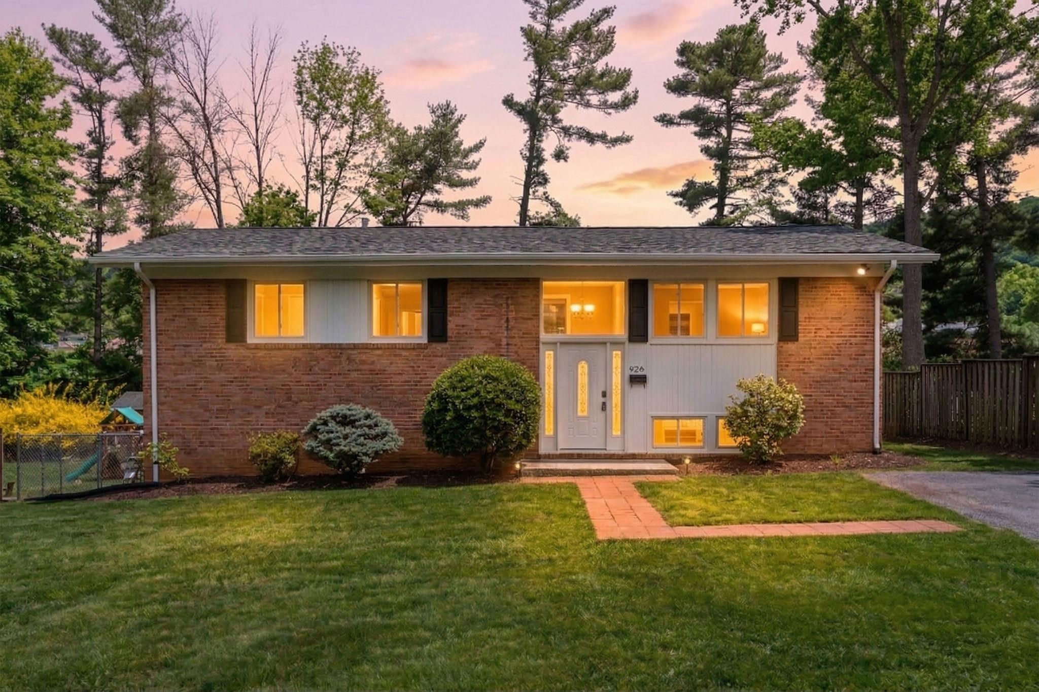 924 WASHINGTON AVE, WAYNESBORO, Virginia 22980, 5 Bedrooms Bedrooms, ,2 BathroomsBathrooms,Residential,924 WASHINGTON AVE,675415 MLS # 675415 924 WASHINGTON AVE, WAYNESBORO, Virginia 22980, 5 Bedrooms Bedrooms, ,2 BathroomsBathrooms,Residential,924 WASHINGTON AVE,675415 MLS # 675415