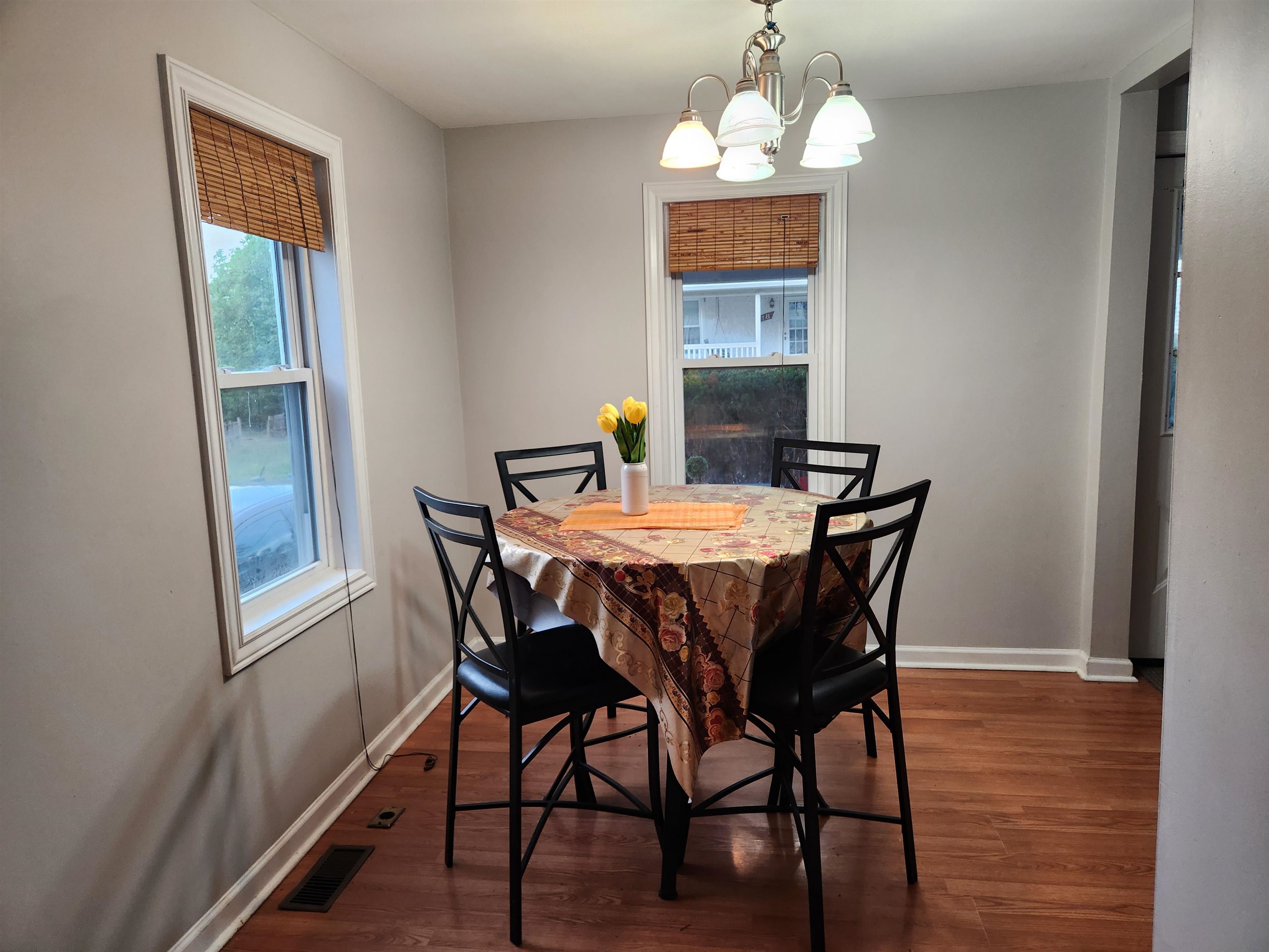 19 W WEAVER AVE, HARRISONBURG, Virginia 22801, 1 Bedroom Bedrooms, ,1 BathroomBathrooms,Residential,SINGLE FAMILY HOME,19 W WEAVER AVE,678681 MLS # 678681