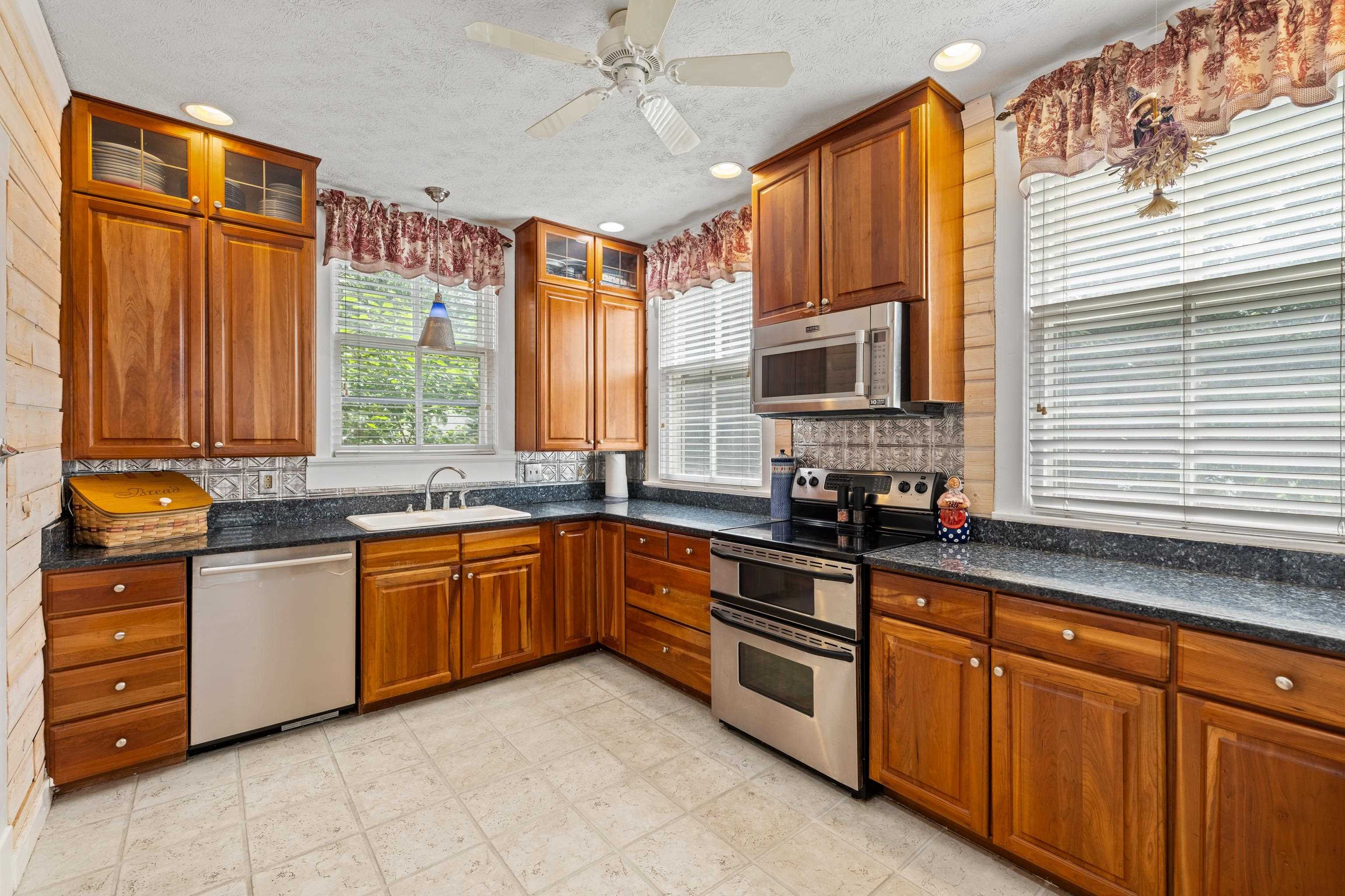 923 N AUGUSTA ST, STAUNTON, Virginia 24401, 5 Bedrooms Bedrooms, ,3 BathroomsBathrooms,Residential,923 N AUGUSTA ST,678683 MLS # 678683 923 N AUGUSTA ST, STAUNTON, Virginia 24401, 5 Bedrooms Bedrooms, ,3 BathroomsBathrooms,Residential,923 N AUGUSTA ST,678683 MLS # 678683